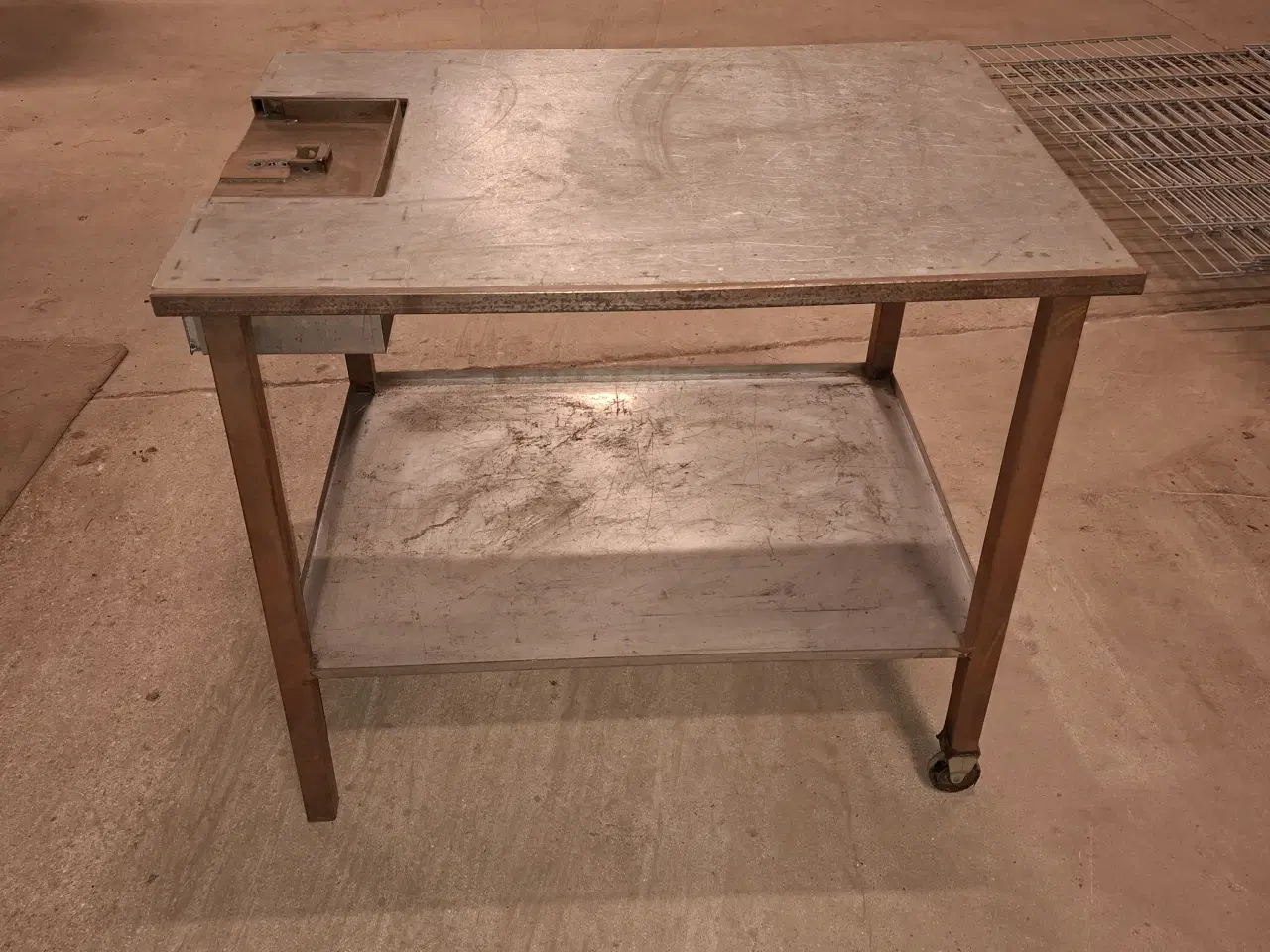 Billede 1 - Arbejdsbord med hylde, skuffe og 2 hjul