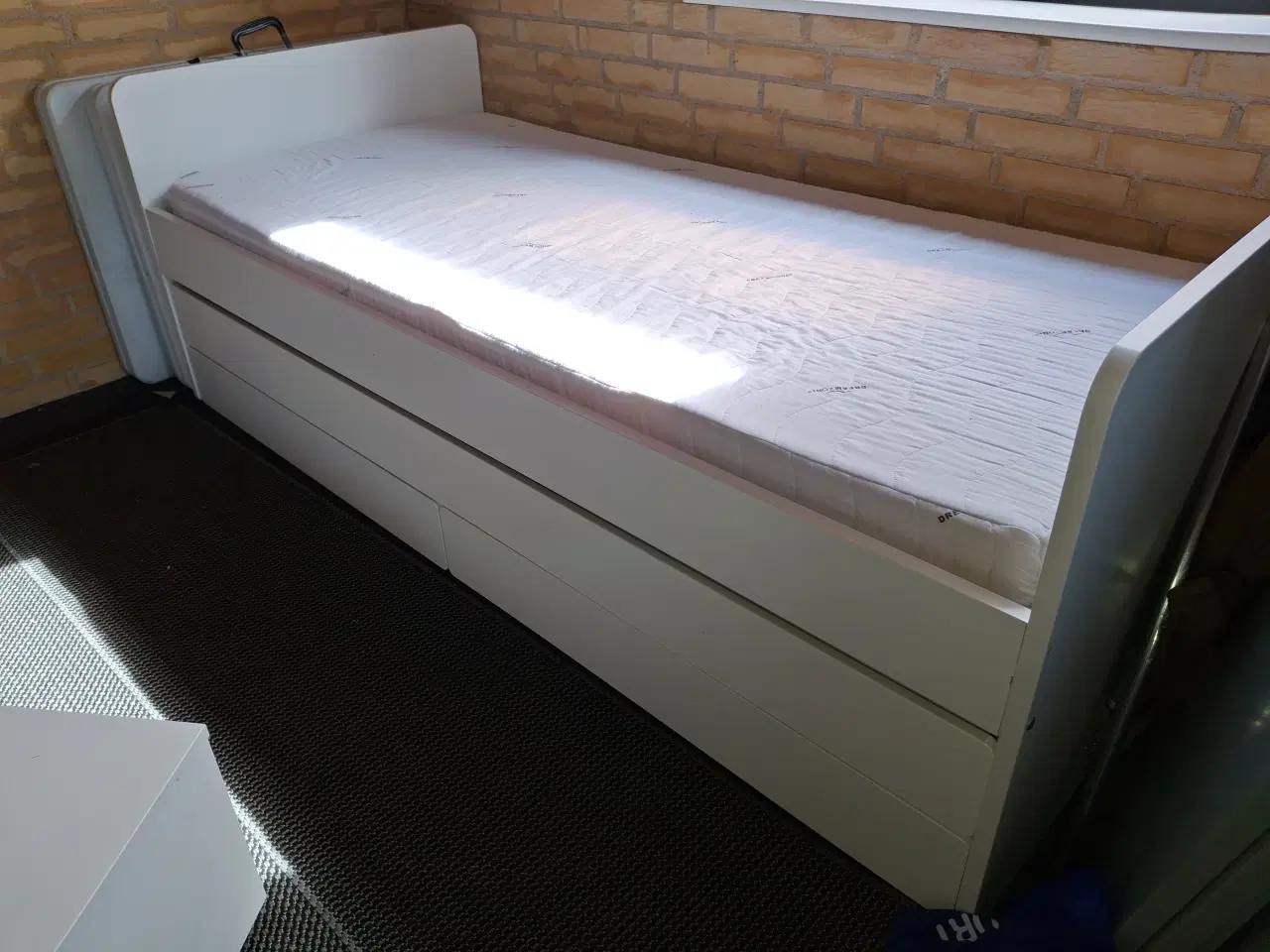 Billede 1 - Släkt seng med underseng og opbevaring