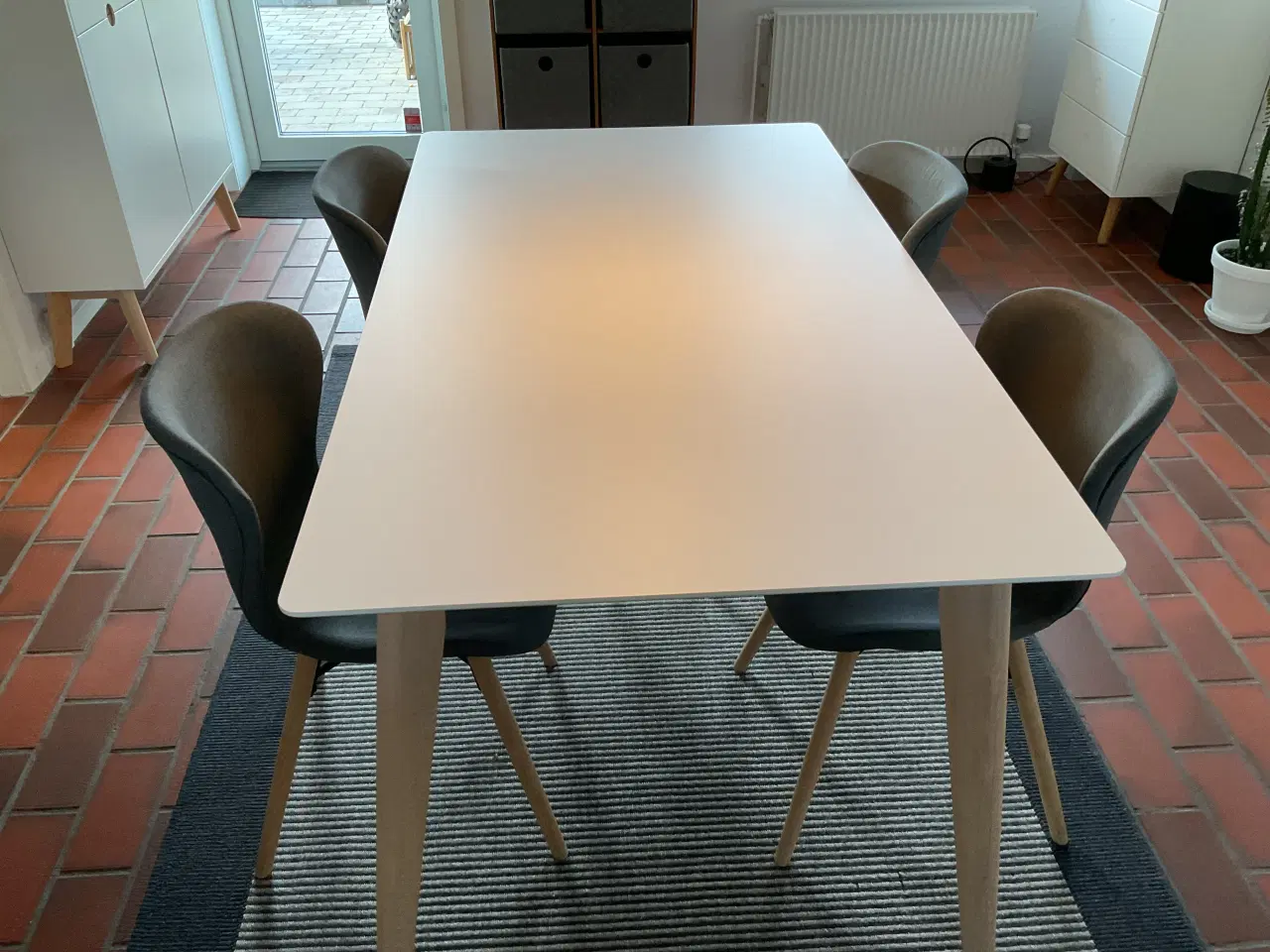 Billede 3 - Spisebord med 4 stole