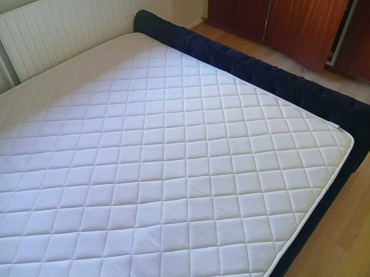 Billede 5 -  seng (160x200) og madras fra Beliani