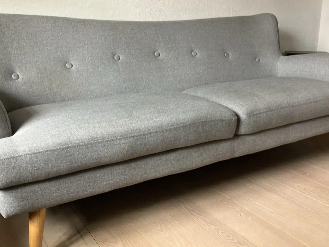 Billede 1 - Ny pris - Pæn lysegrå sofa fra røgfrit hjem