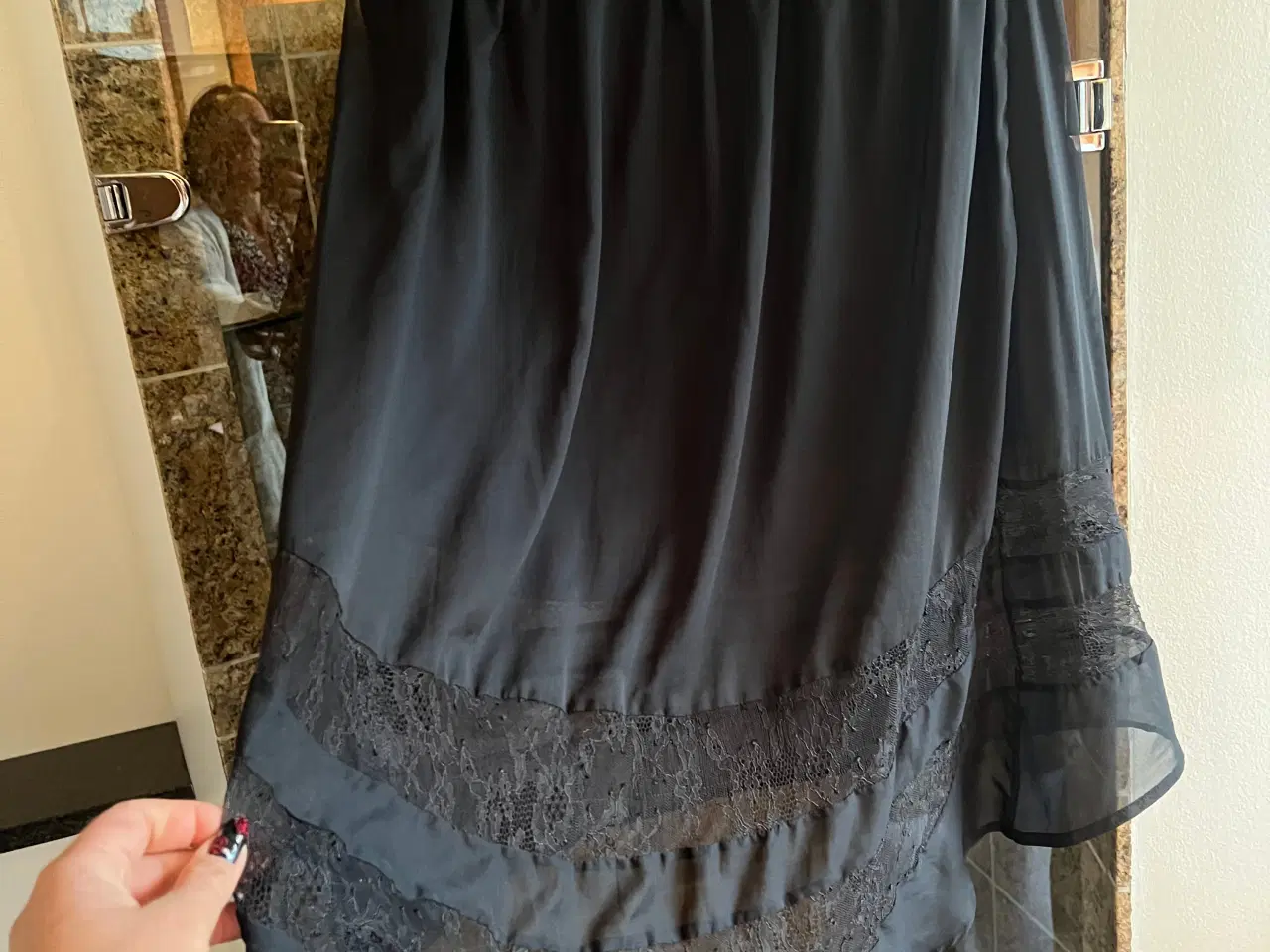Billede 5 - Smuk sort nederdel med blonder str 40