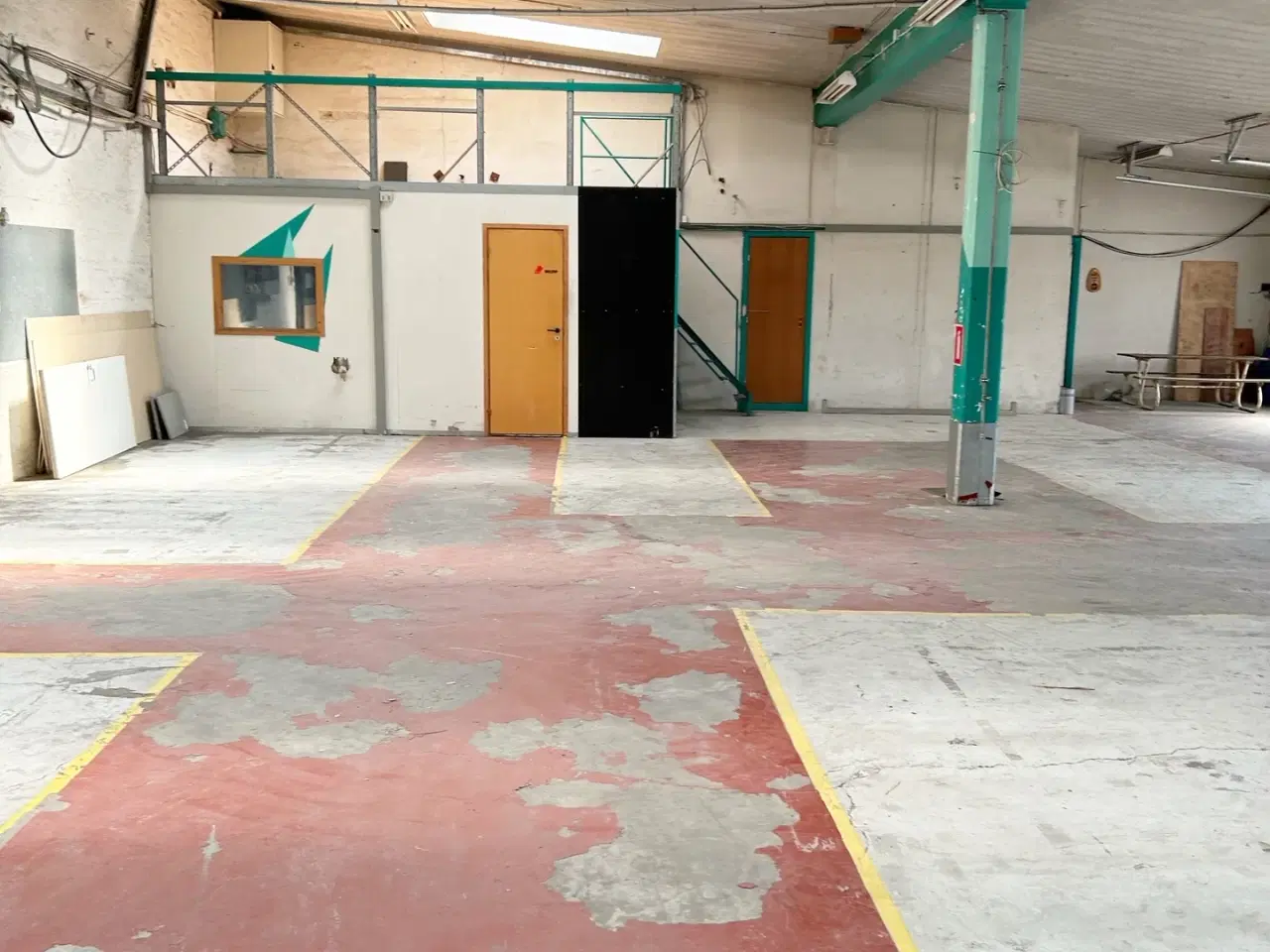 Billede 5 - Højloftet lager med portadgang og mulighed for leje af kontor