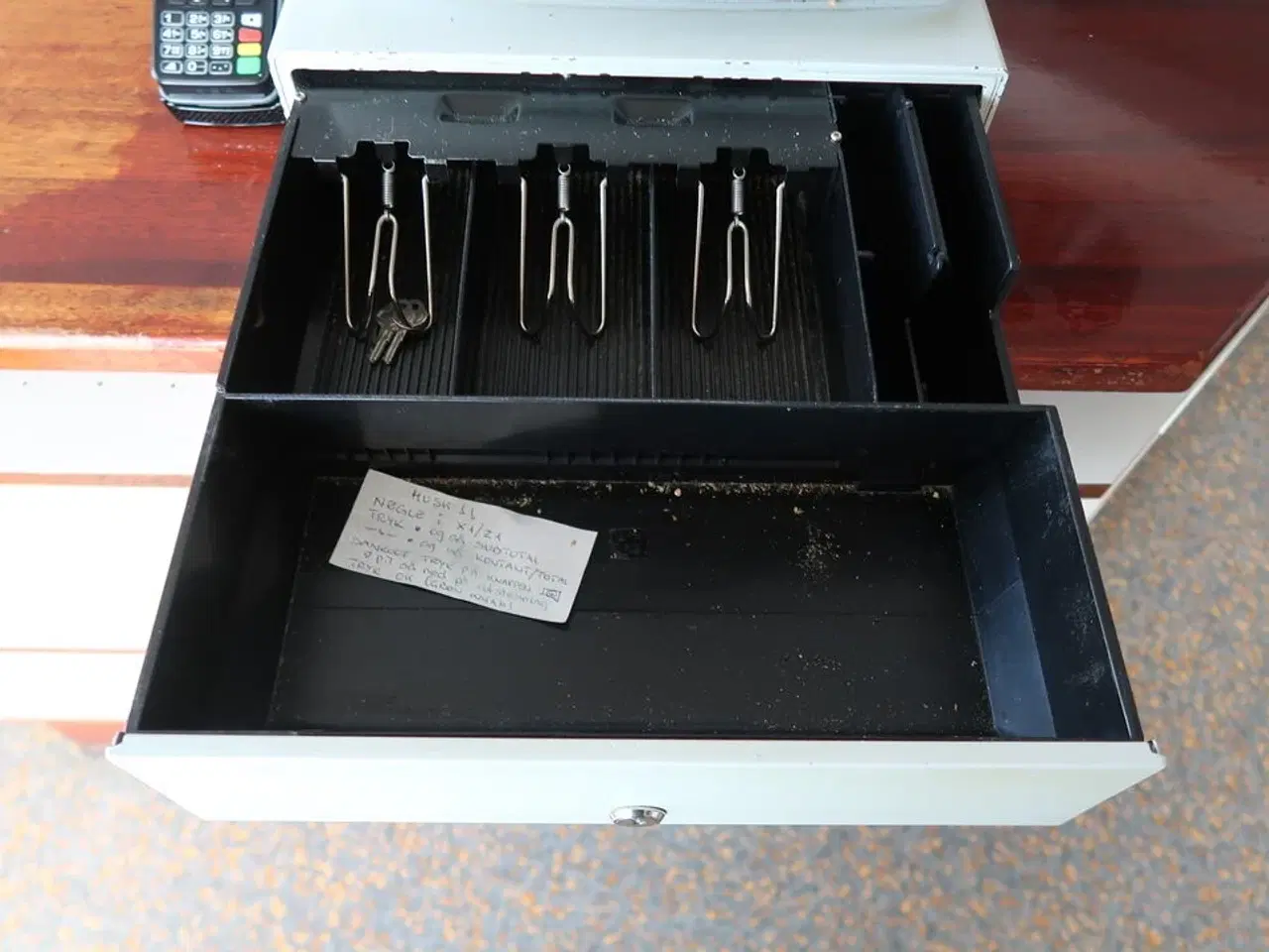 Billede 3 - Kasseapparat Sharp XE-A303 + Indenico kortterminal