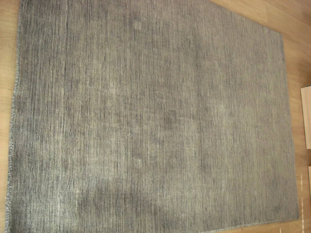 Billede 2 - Flot gråmeleret tæppe i uld