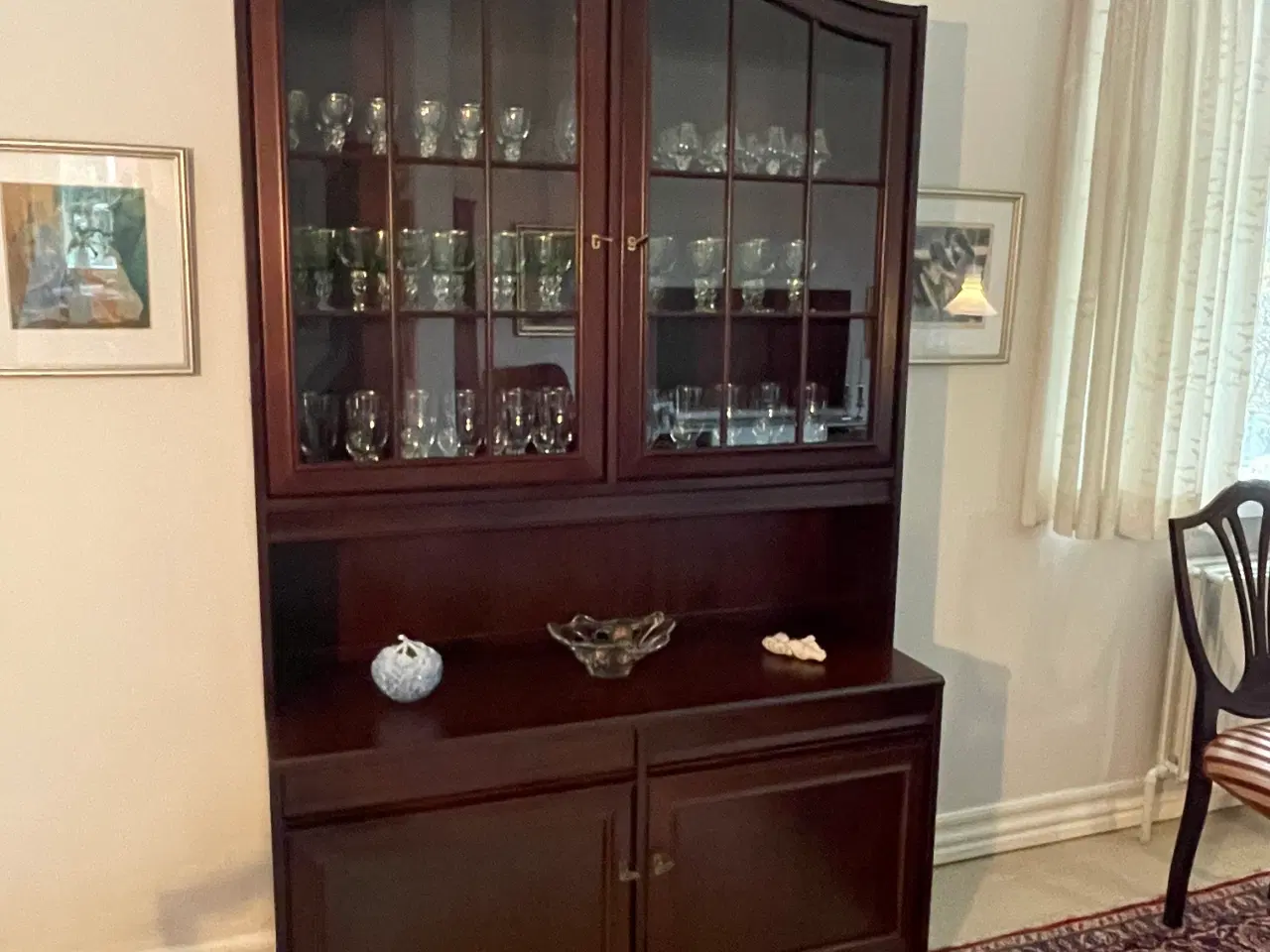 Billede 1 - Smukt og klassisk mahogni vitrineskab 