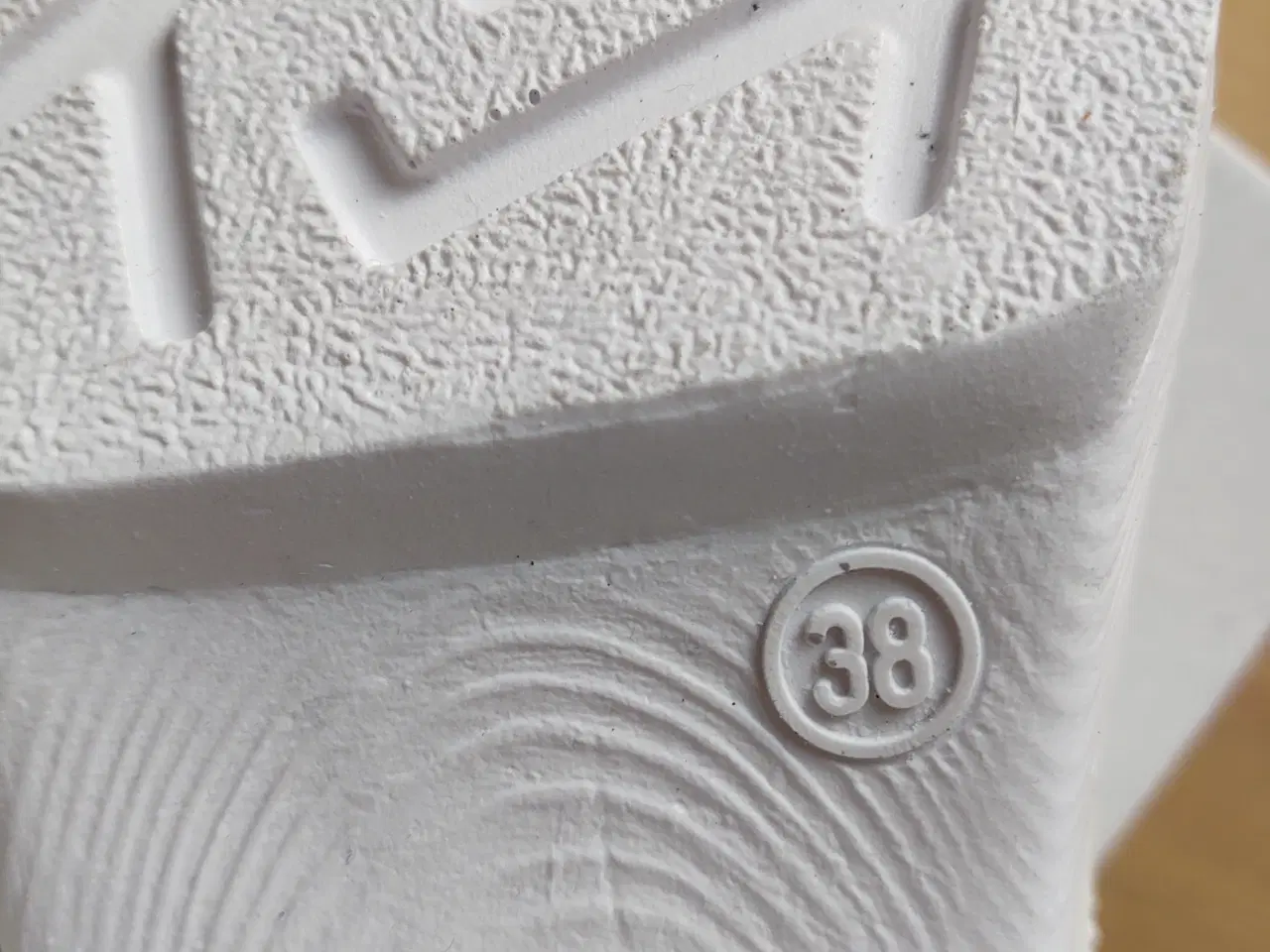 Billede 4 - Helt nye hvide dame træsko. De er stadig i kassen.