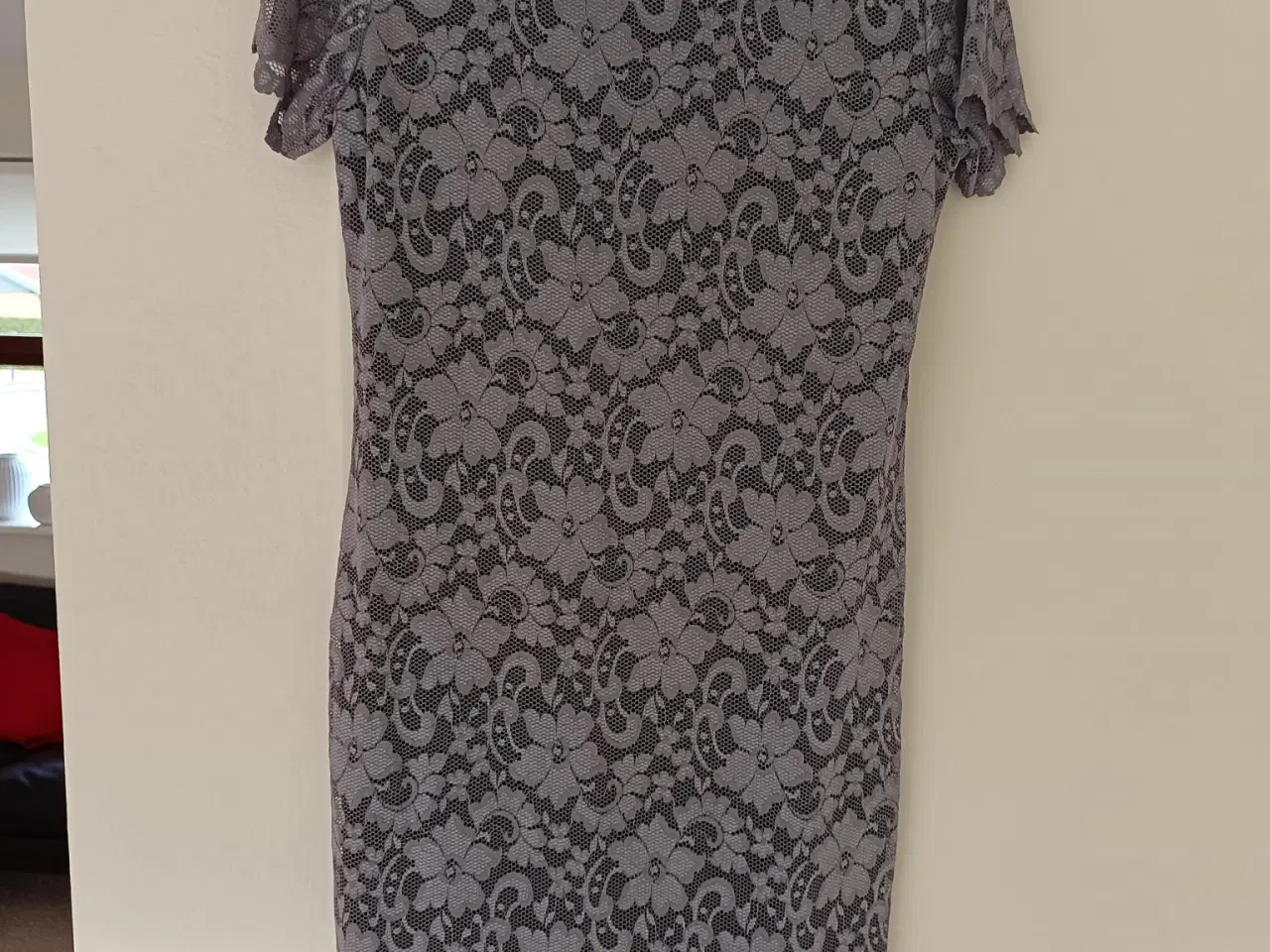 Billede 2 - Fin blondekjole str. M