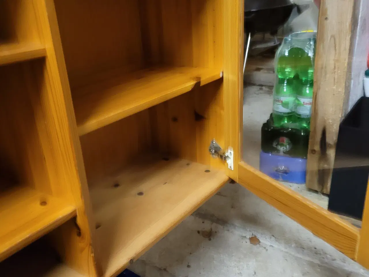 Billede 3 - Vitrineskab i fyrretræ og hedder domino Møbler