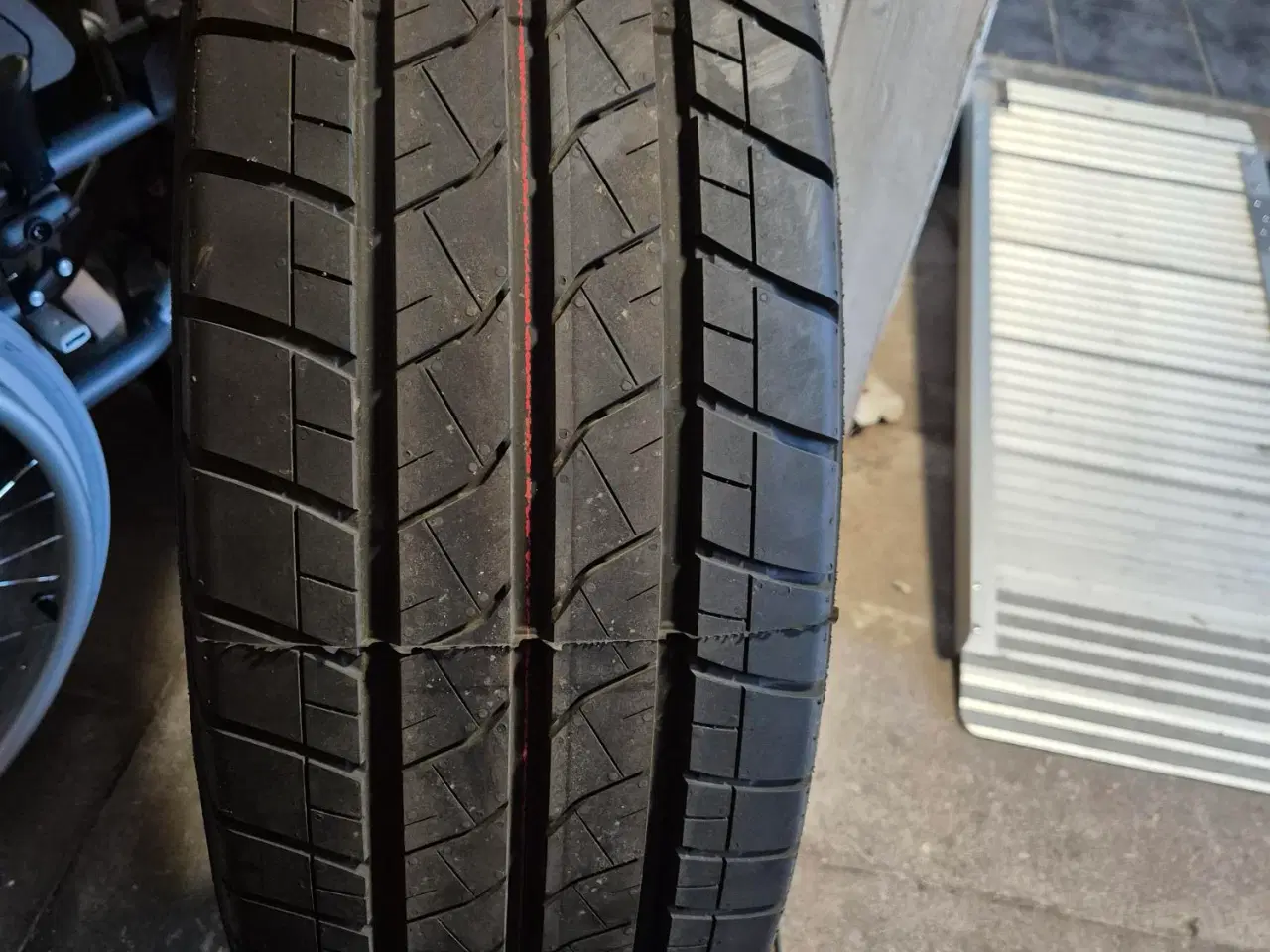 Billede 1 -  4 stk.  Bridgestone duravis 235/65r16 sommerdæk t