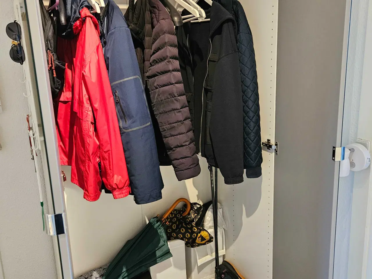 Billede 2 - Gaderobe/klædeskab. Med spejl skydelåger. 
