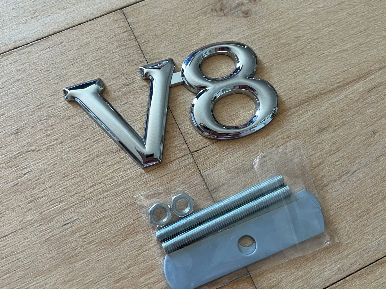 Billede 5 - V8 bil emblemer