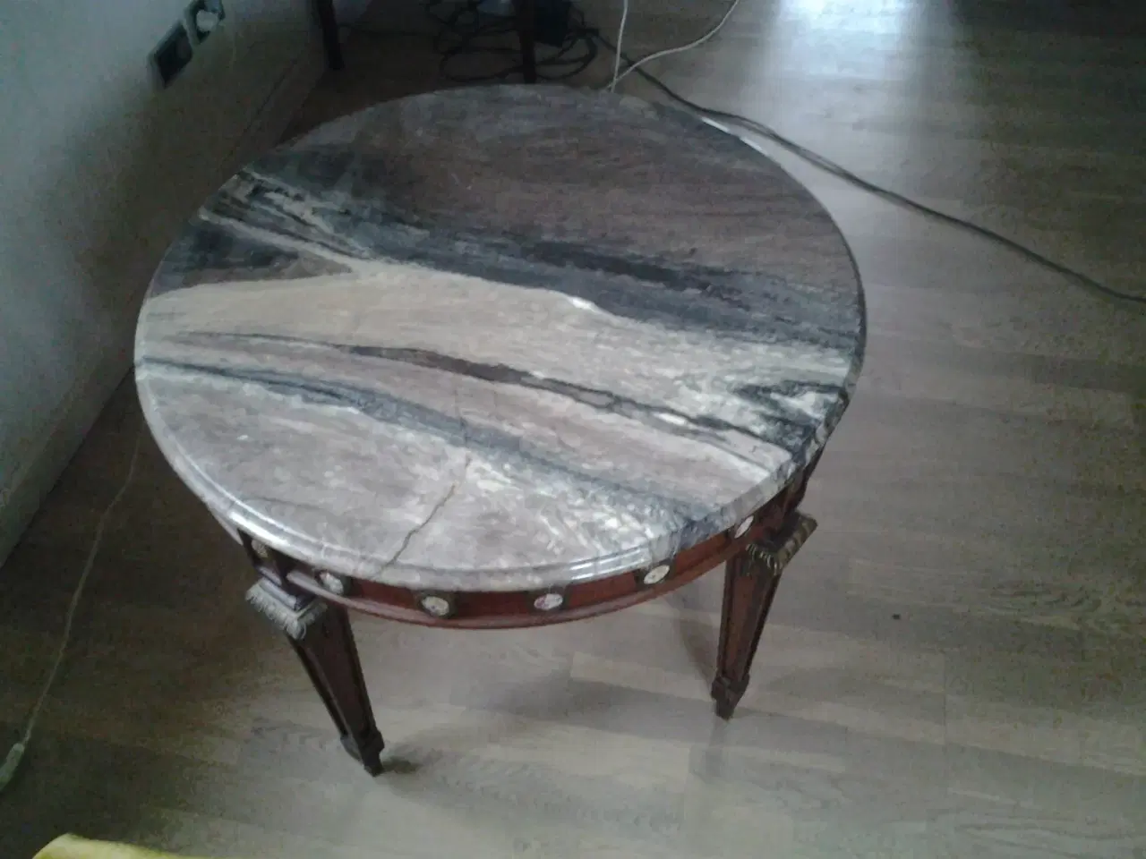 Billede 1 - rundt bord med marmor
