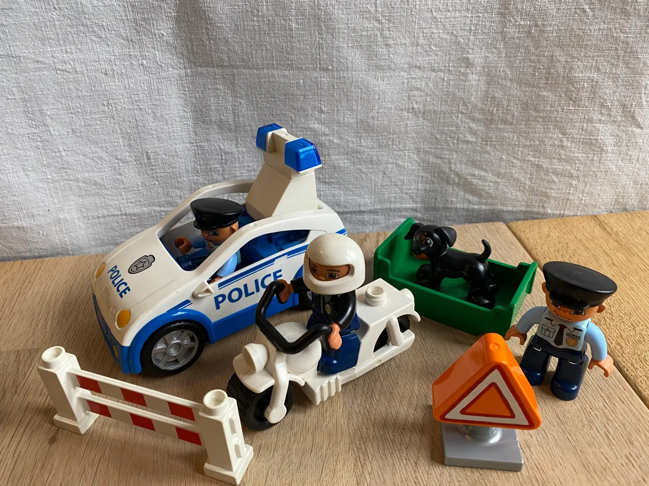 Billede 3 - LEGO Duplo politibil, motorcykel, 3 betjente, hund