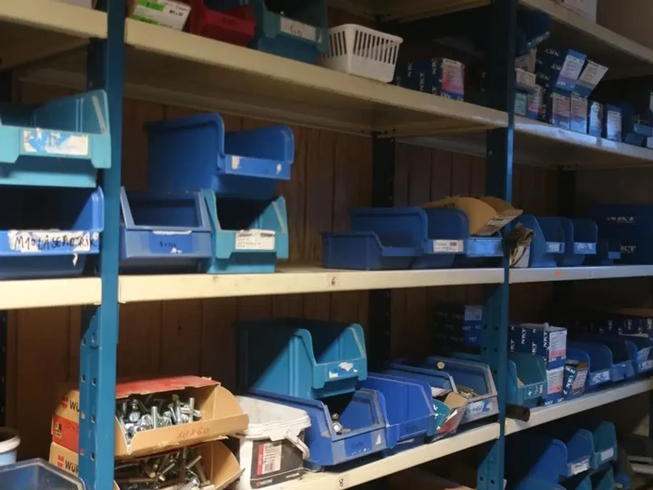 Billede 5 - 4 fag reoler inkl. indhold (se billeder)