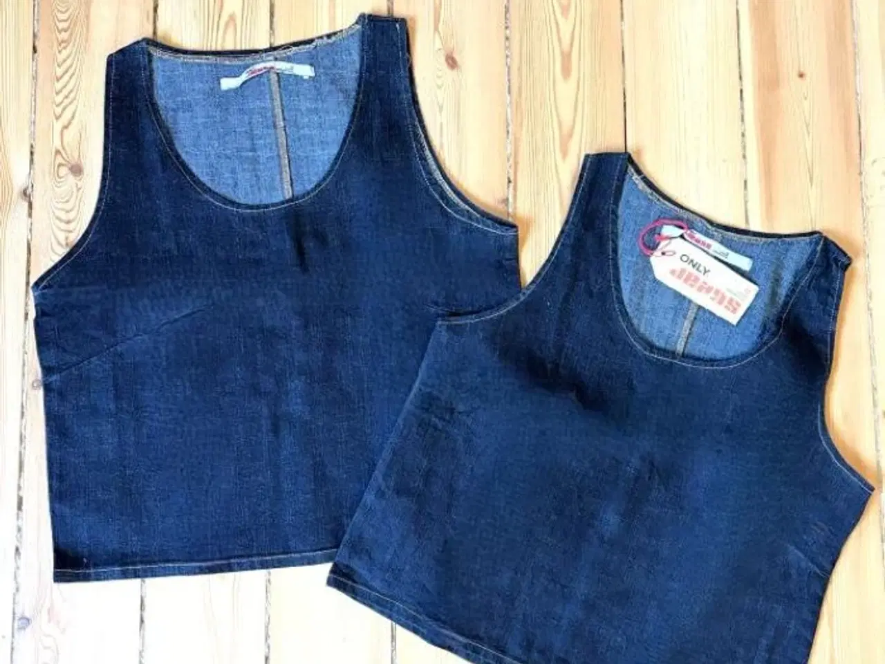 Billede 1 - 2 helt nye toppe i denim. Aldrig brugt.