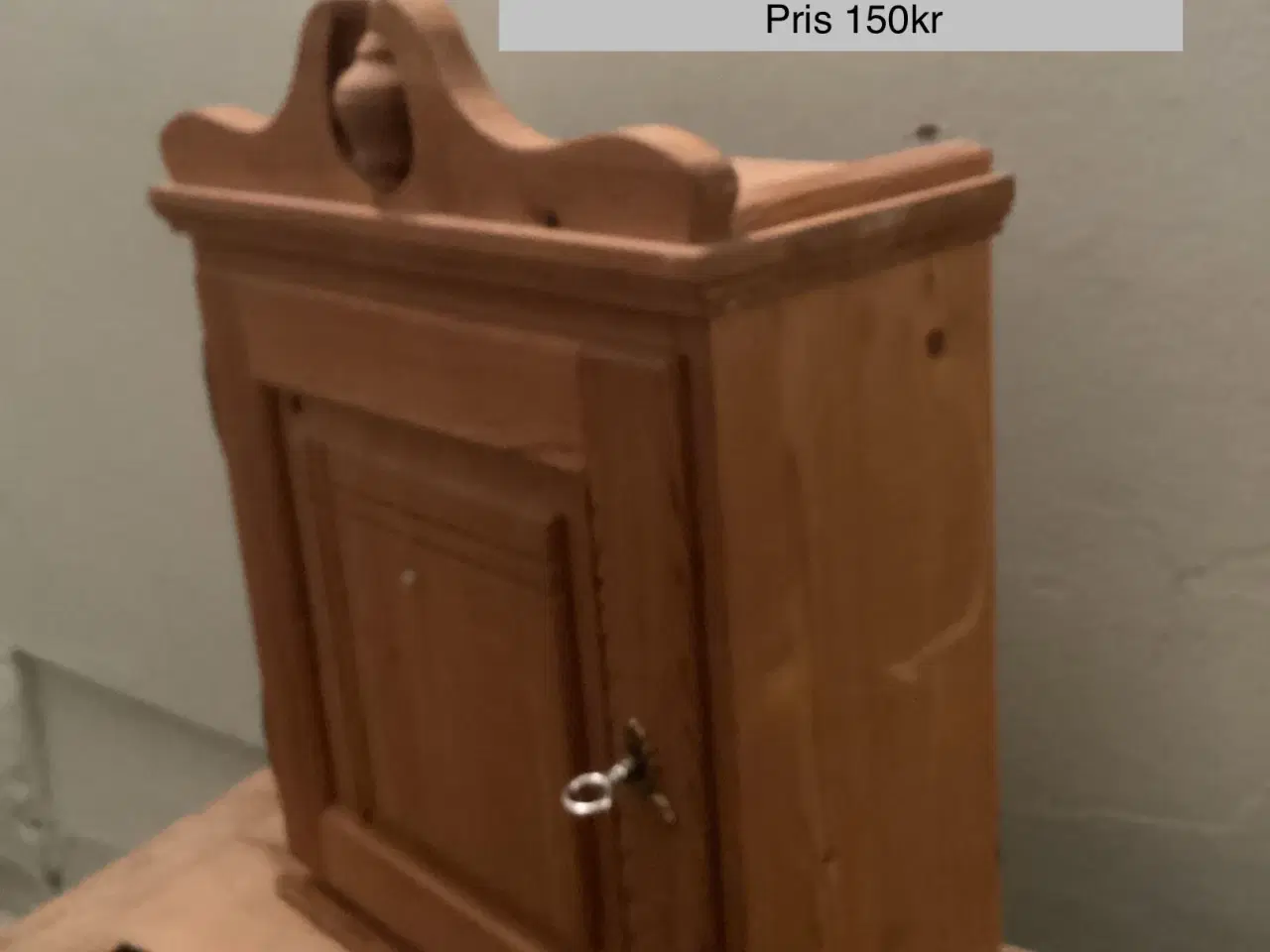 Billede 1 - Væghængt skab med hylde og nøgle