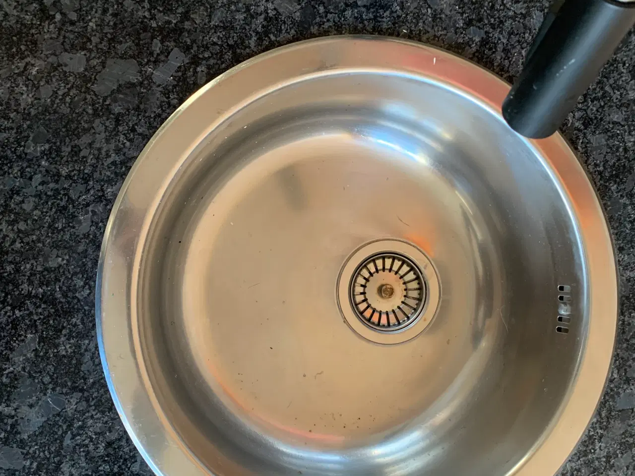 Billede 3 - 2 Ude - køkkenborde med granit bordplader