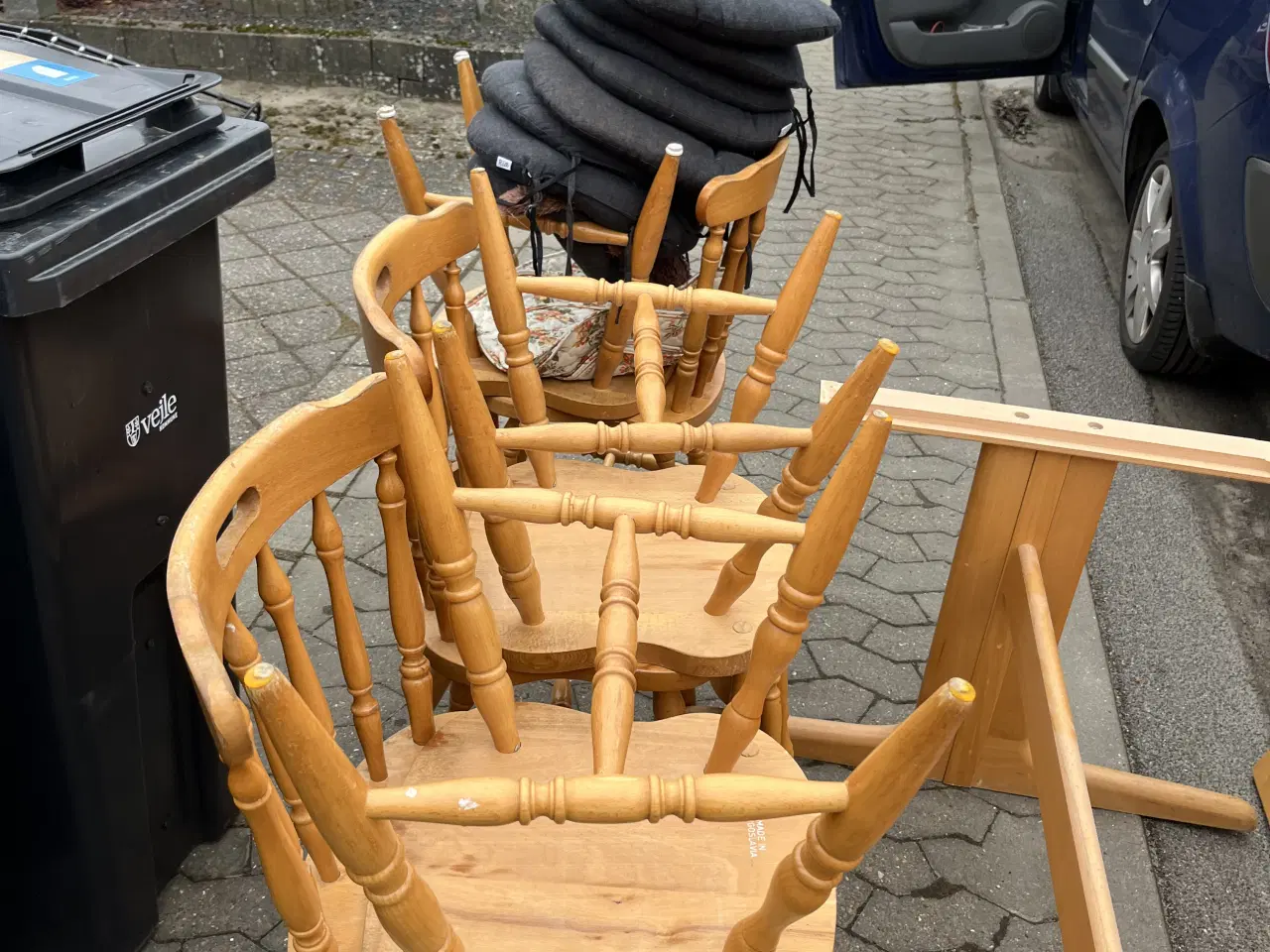 Billede 4 - Robust sofabord med ekstra plader og 6 stole