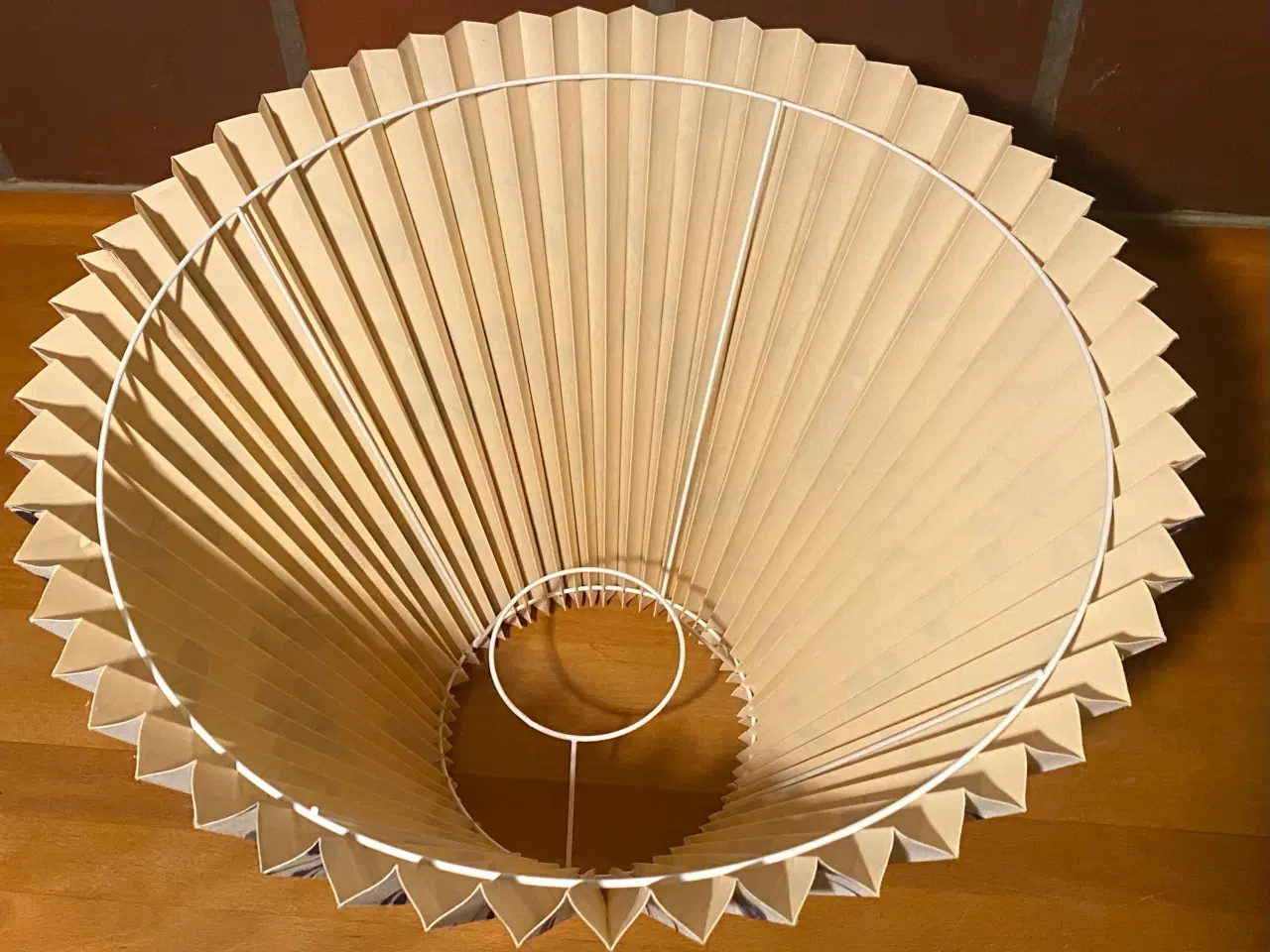 Billede 2 - Pæn lampeskærm til gulv/standerlampe, kr. 50,-