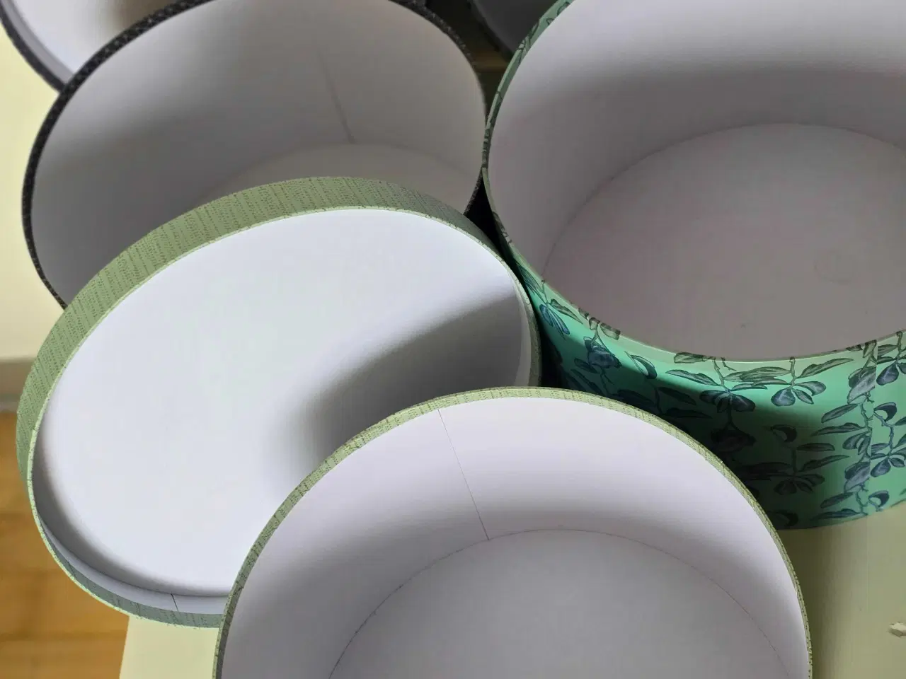 Billede 7 - Træramme, 3Stk runde kasser i forskellige farver 