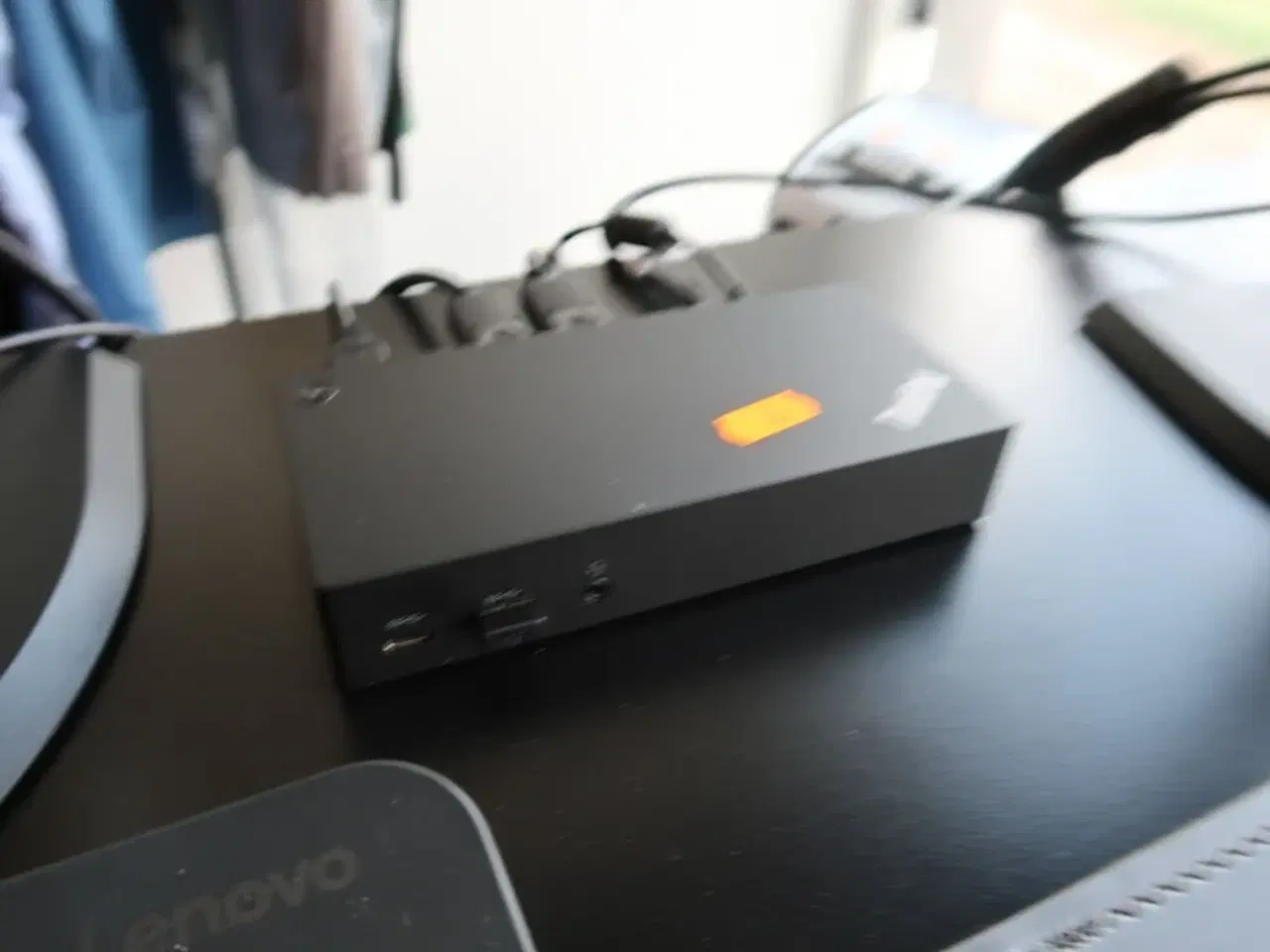 Billede 2 - 2 stk. 21" LENOVO Skærme, samt dock og JABRA headset