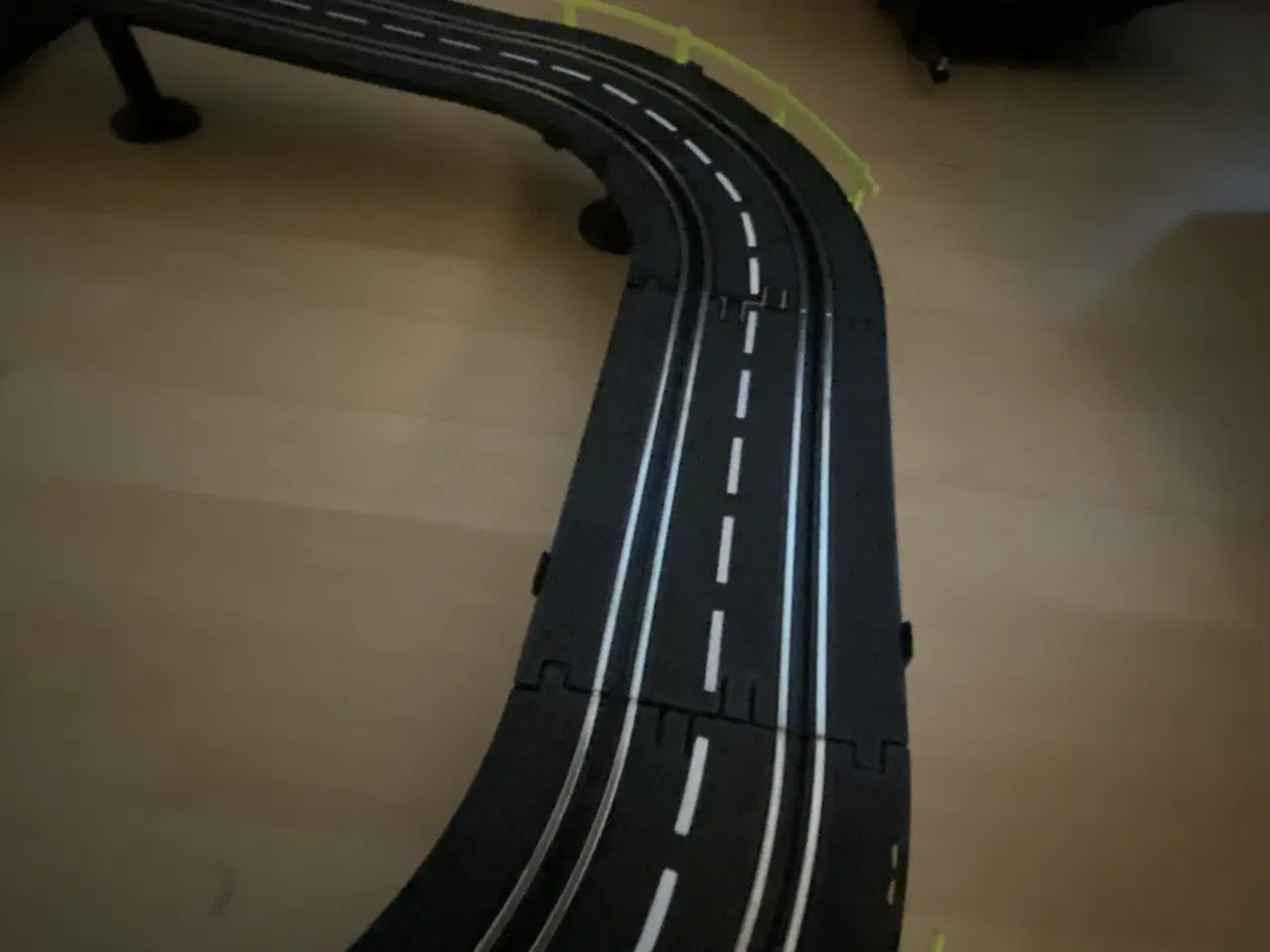 Billede 3 - Racerbane med 2 biler + controllere – Klar til far