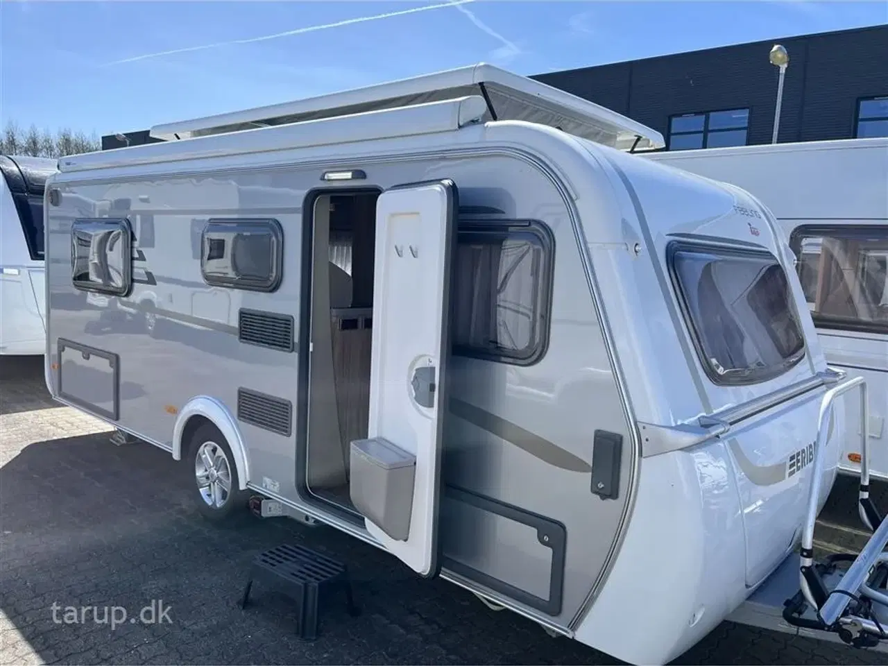 Billede 2 - 2022 - Hymer Feeling 442   Fortelt: Walker, mover, solceller, fast markise m sider og front, cykelholder, Truma UltraHeat, el- og gasboiler, endesiddegruppe, dobbeltseng