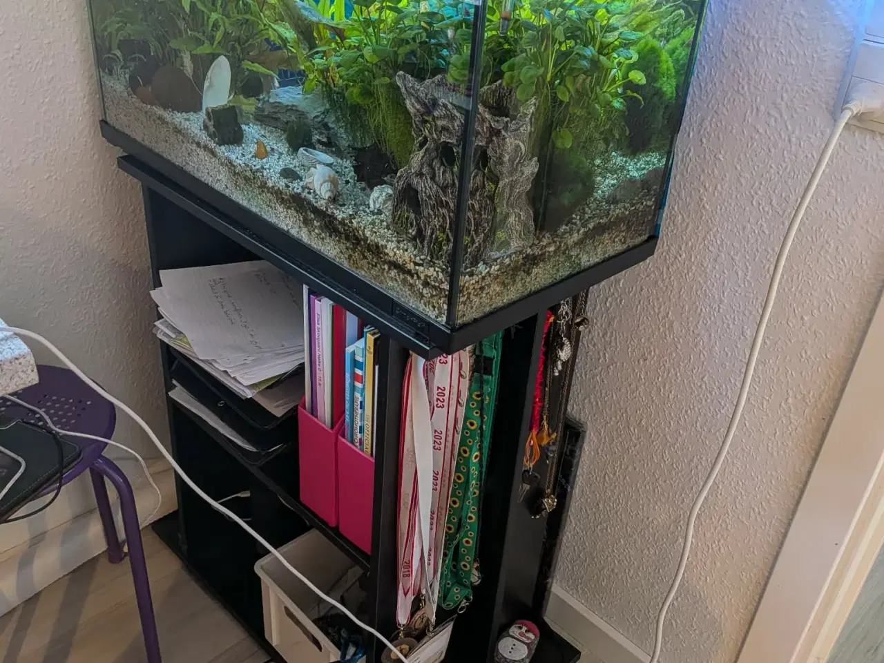 Billede 2 - 90 L akvarium inkl. bord, fisk, planter mm.