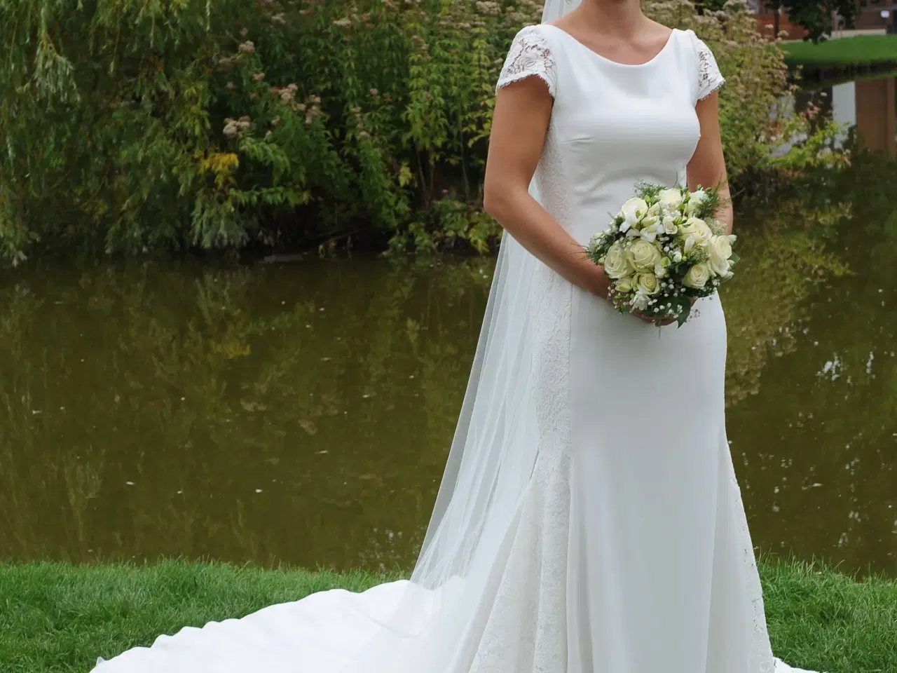 Billede 2 - Smuk og behagelig brudekjole
