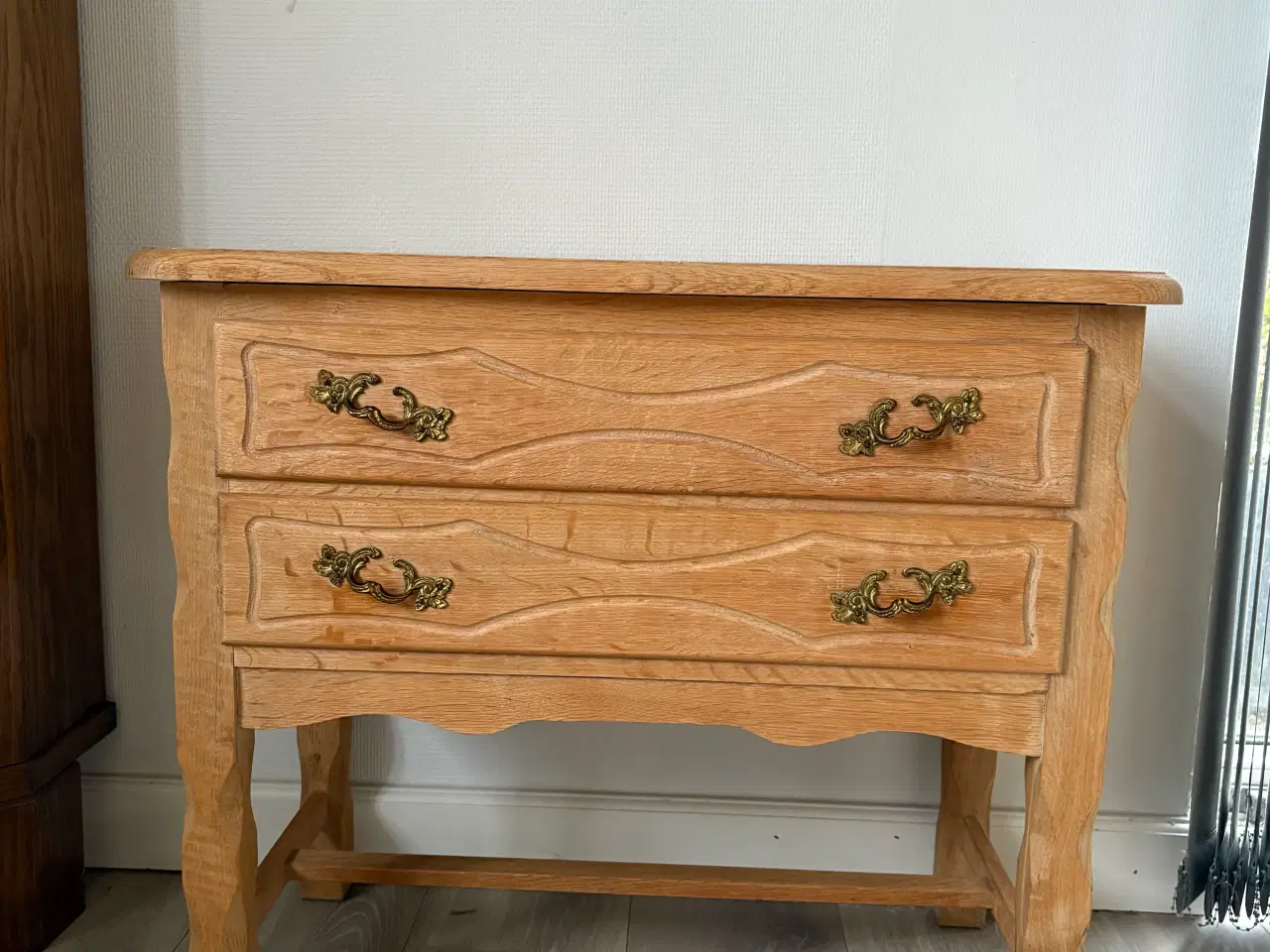 Billede 1 - Flot skænk i træ