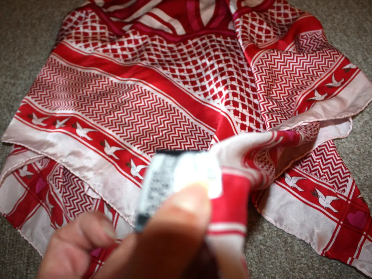 Billede 5 - Charlotte Sparre vintage silke tørklæde 100% silk 