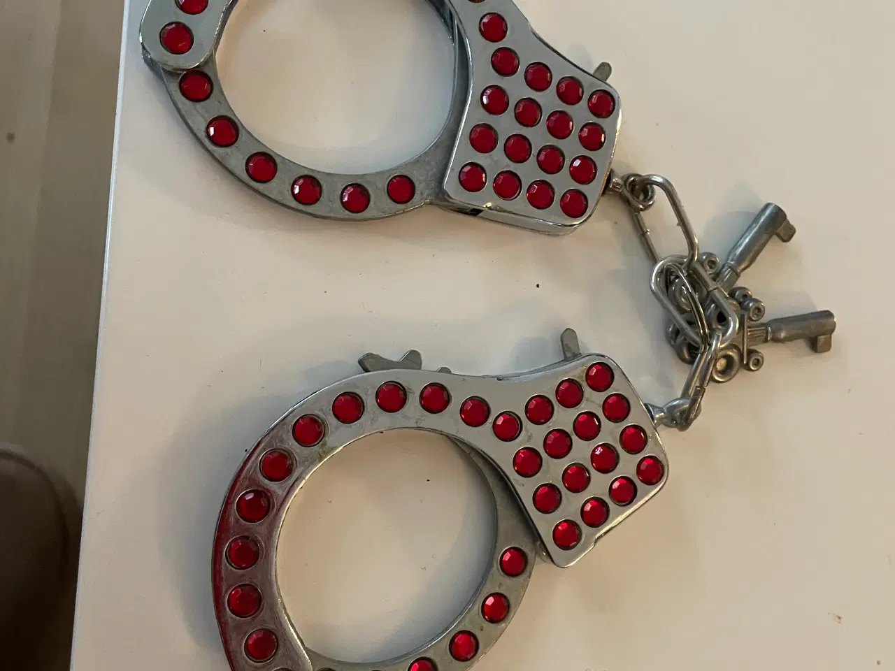 Billede 1 - Håndjern med nøgler.