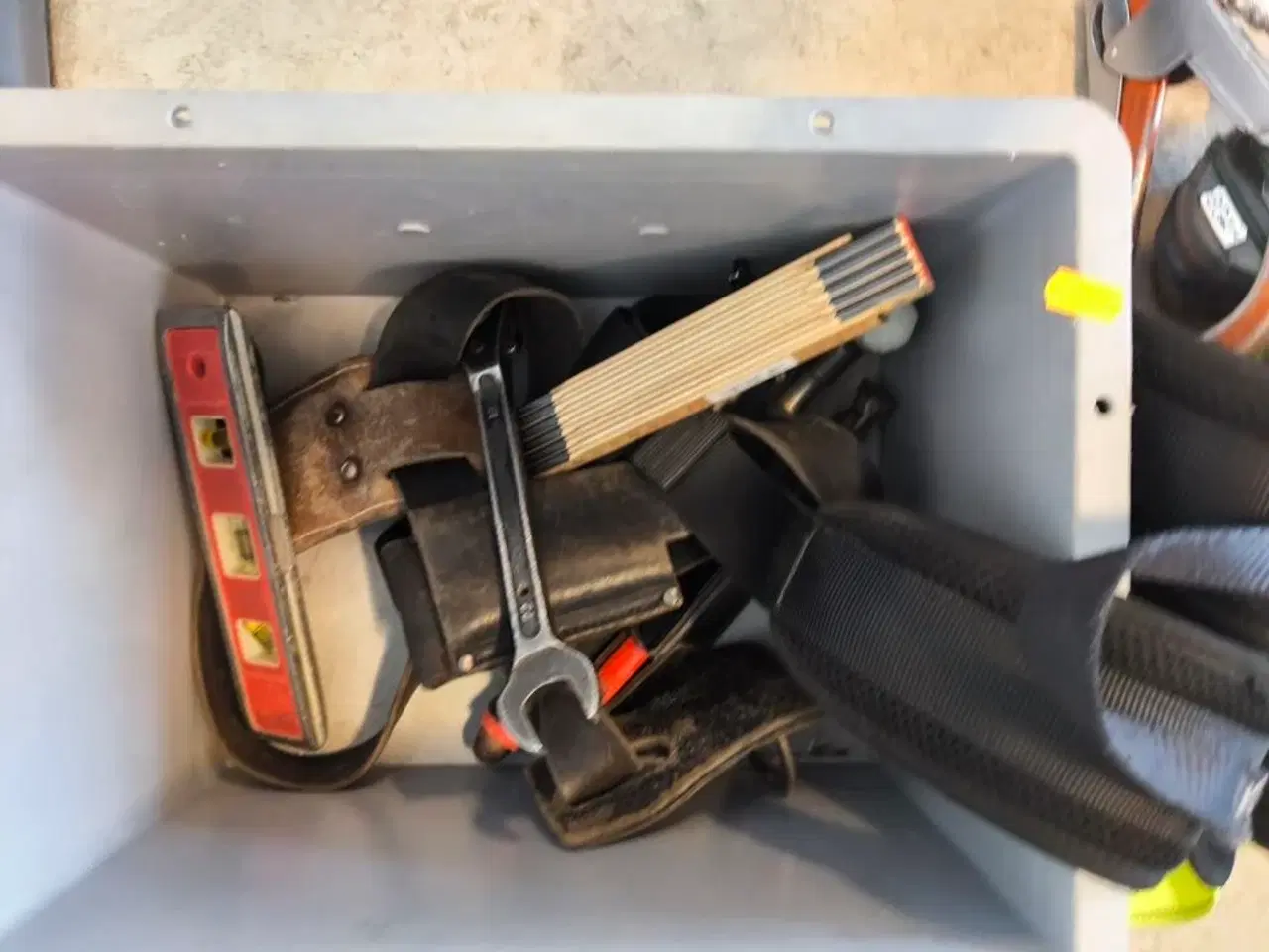 Billede 3 - Kasse m. sikringsgrej samt div.