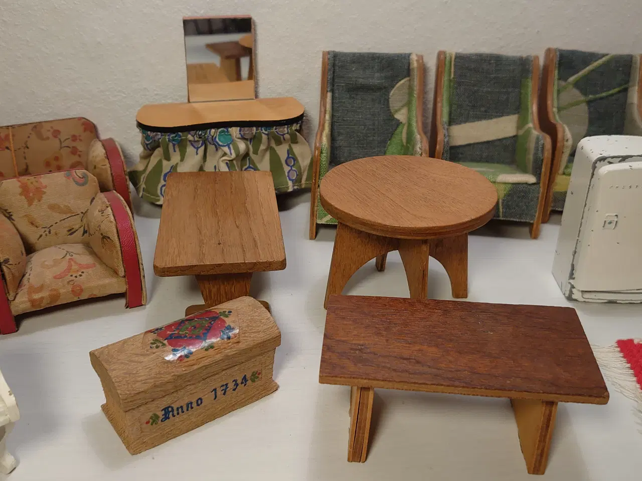 Billede 3 - Vintage dukkehusmøbler i træ mm. 30 dele
