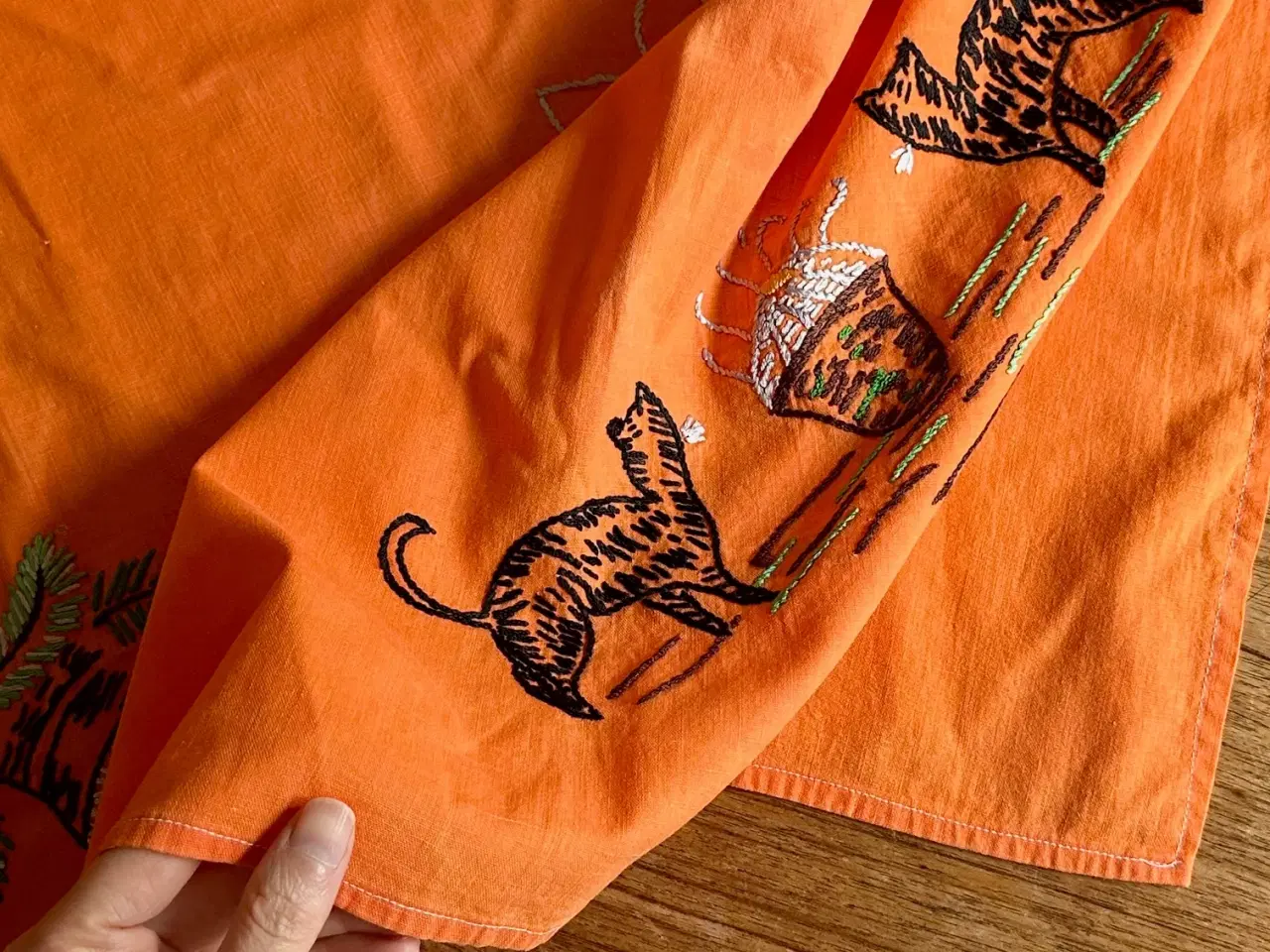 Billede 11 - Antik juledug, broderet m katte, 120 x 120 cm