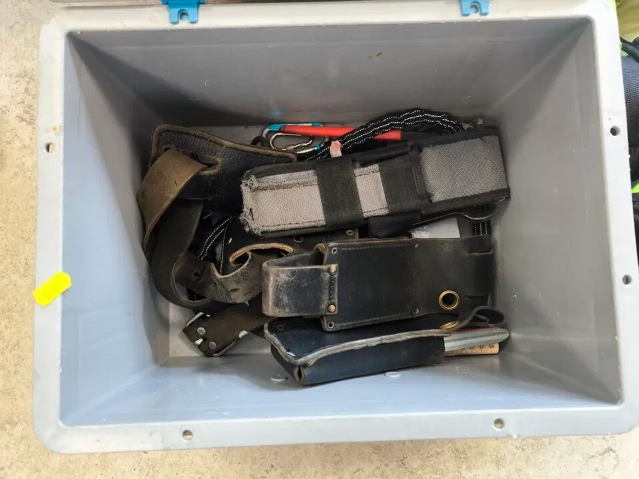 Billede 3 - Kasse m. sikringsgrej samt div.