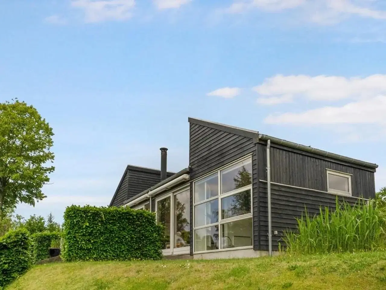 Billede 3 - Panoramaudsigt i velindrettet sommerhus.