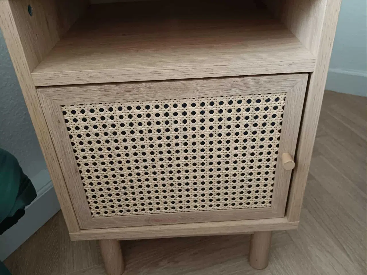 Billede 2 - Smukt sengebord, helt som ny!