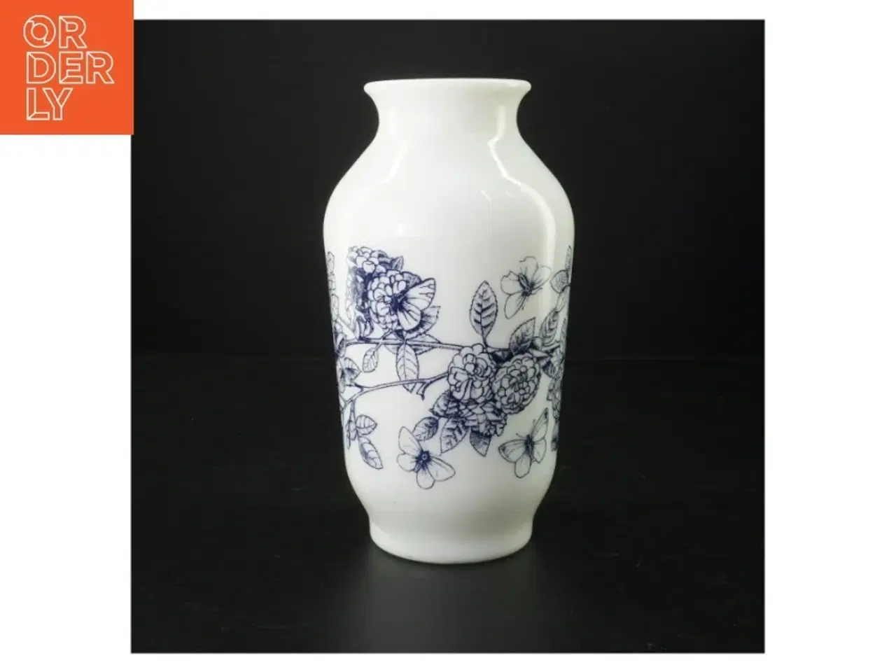 Billede 1 - Vase i presset Opaline Mælkeglas med blåt blomstermotiv (str. 22 cm)