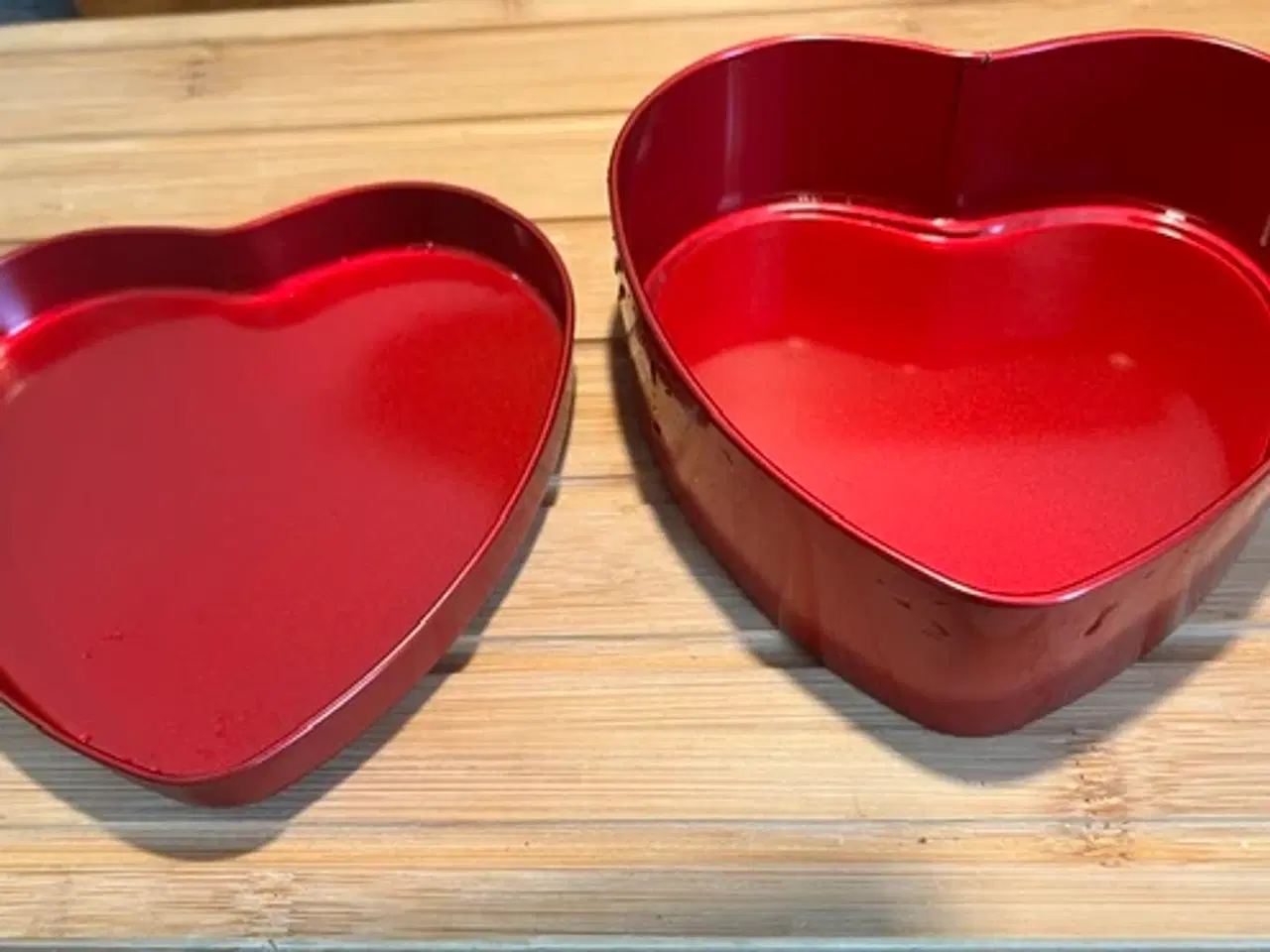 Billede 2 - PR Chocolate rød hjerteformet metaldåse
