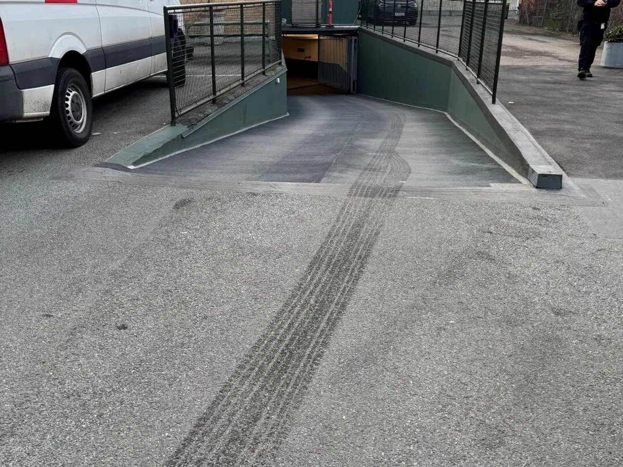 Billede 3 - Parkering i aflåst parkeringskælder med elektriske porte