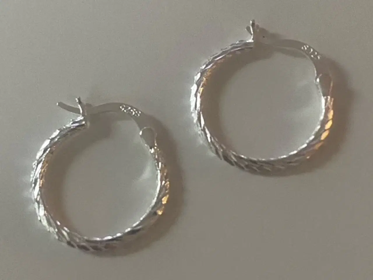 Billede 1 - * Sterlingsølv; Smukke twist-øreringe