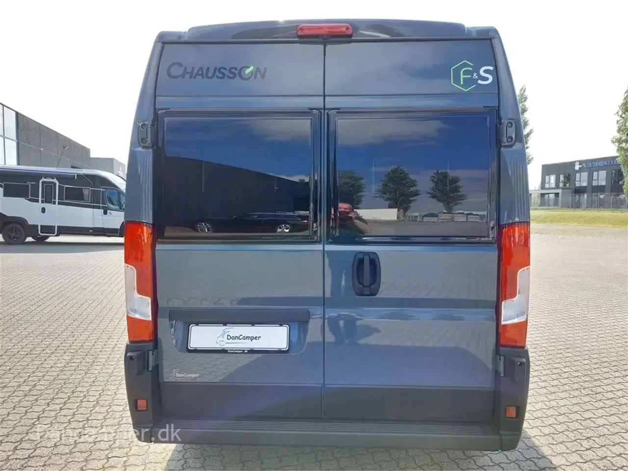 Billede 3 - 2025 - Chausson F&S Line TILBUDSPRIS kr. 931.800,- SPAR kr. 21.600,- Van som familiecamper med 5 selepladser, pop-up og masser af sovepladser på kun 5,99 m længde.