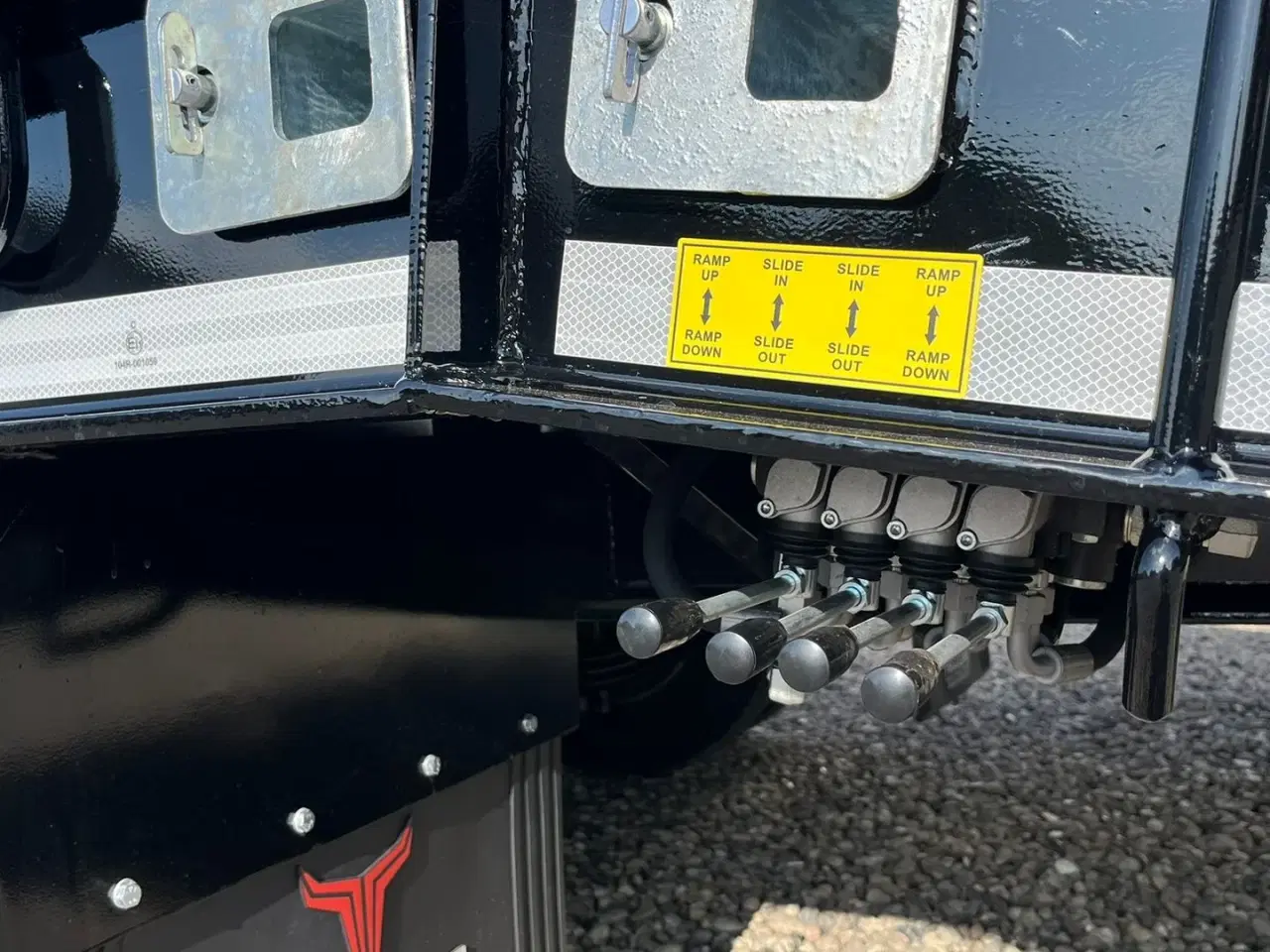 Billede 9 - Tyrone 33TLL LANG MODEL med kombi bremser, både luft og hydrauliske bremser. Affjedret træk og affjedret aksler. Med hydrauliske ramper og værktøjskasse