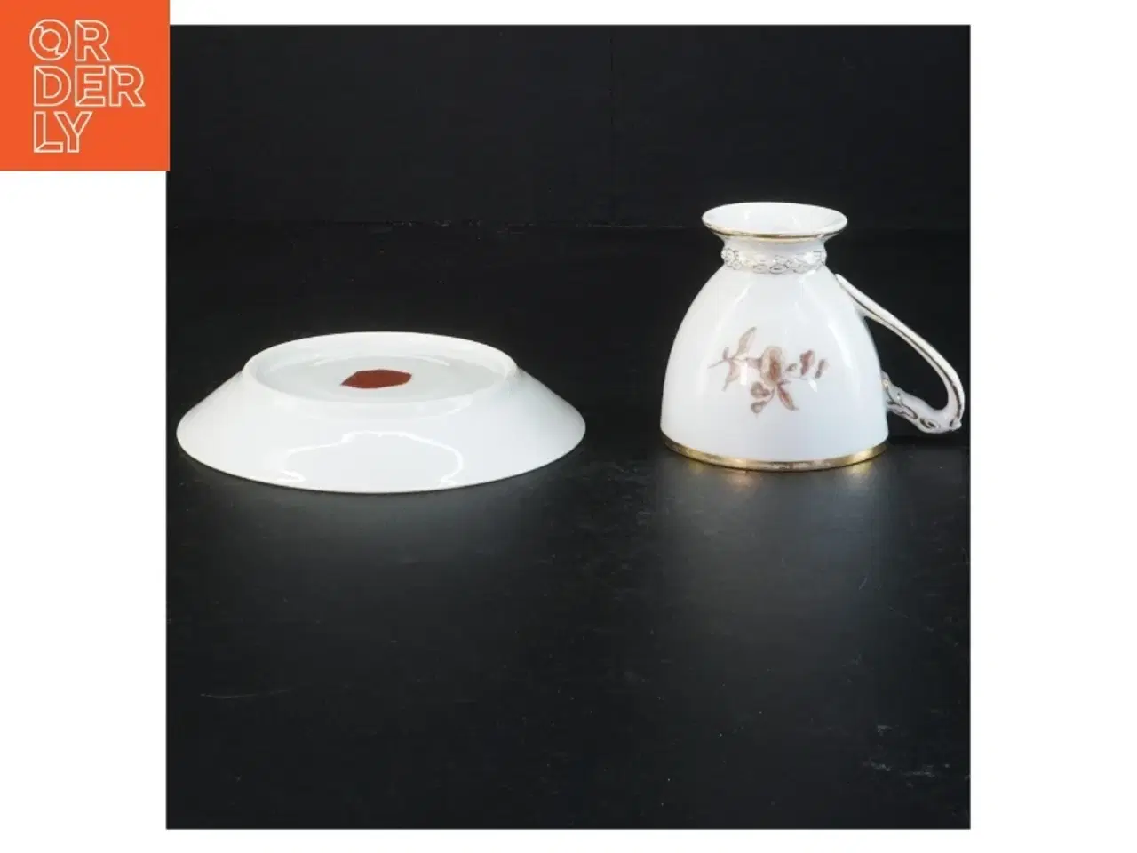 Billede 2 - Porcelænskop og underkop med blomstermotiv (str. Ø 13,5 cm)
