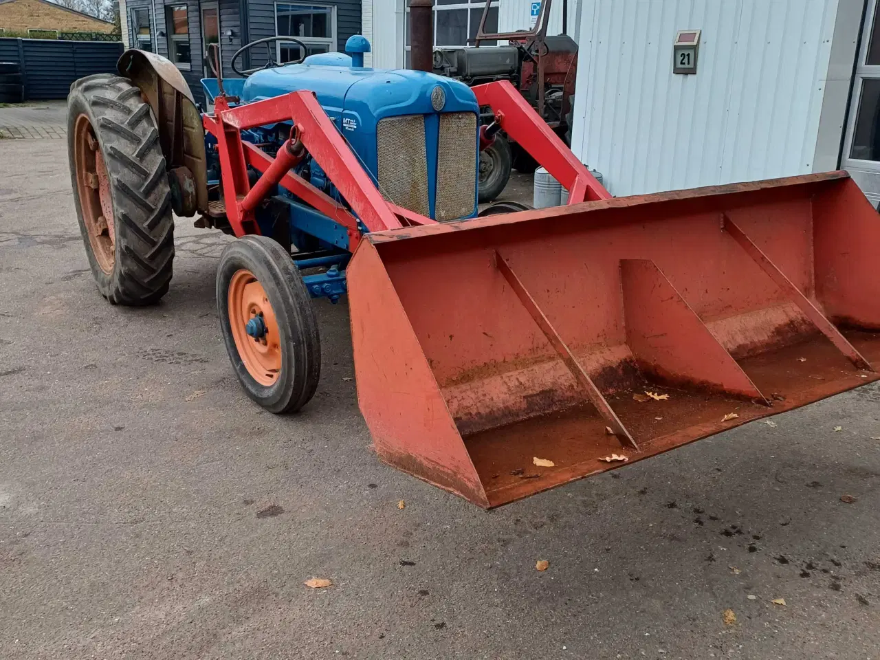 Billede 1 - Traktor med frontlæsser 