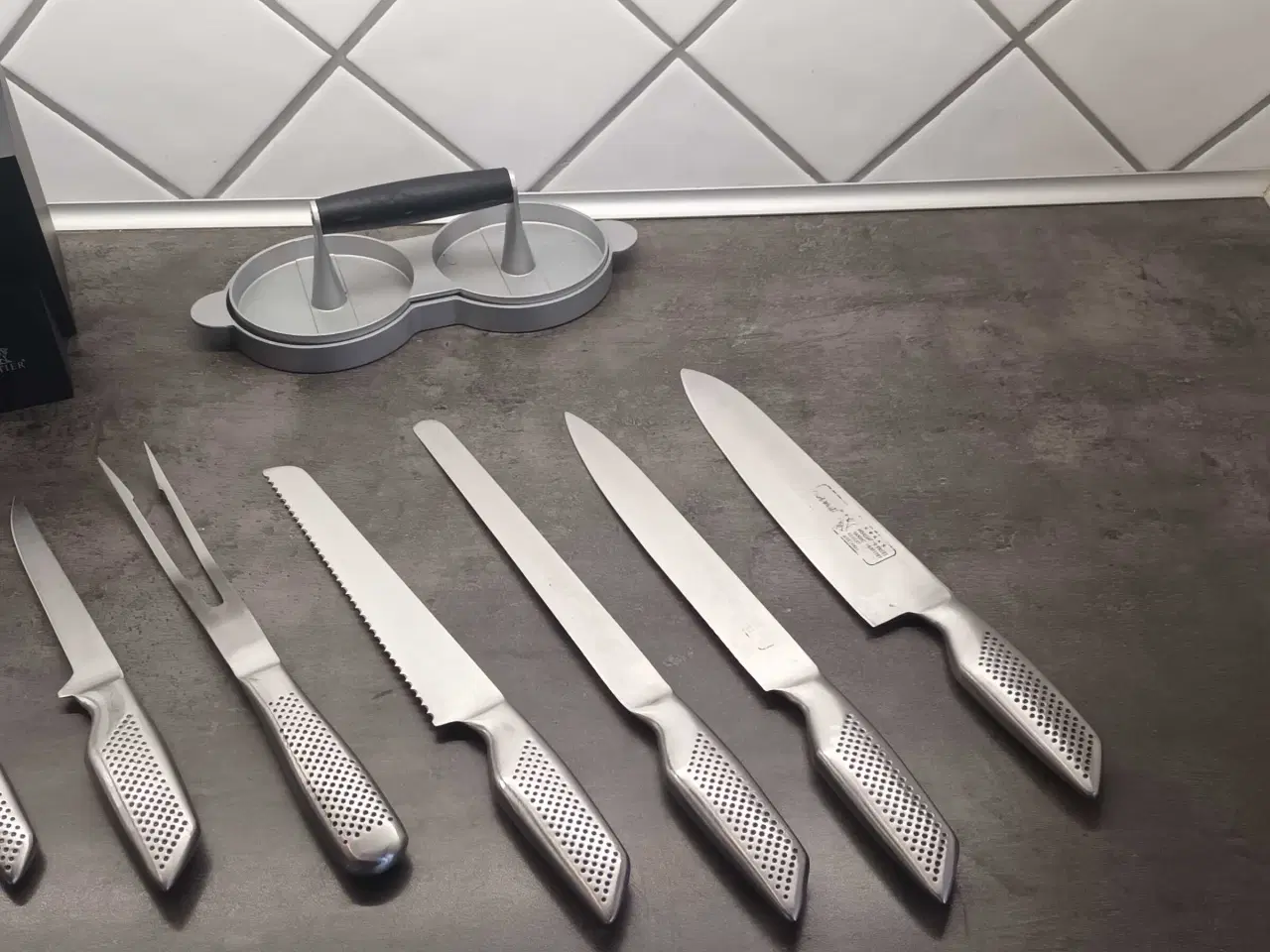 Billede 1 - Knivsæt med knivblok og bøfpresser.