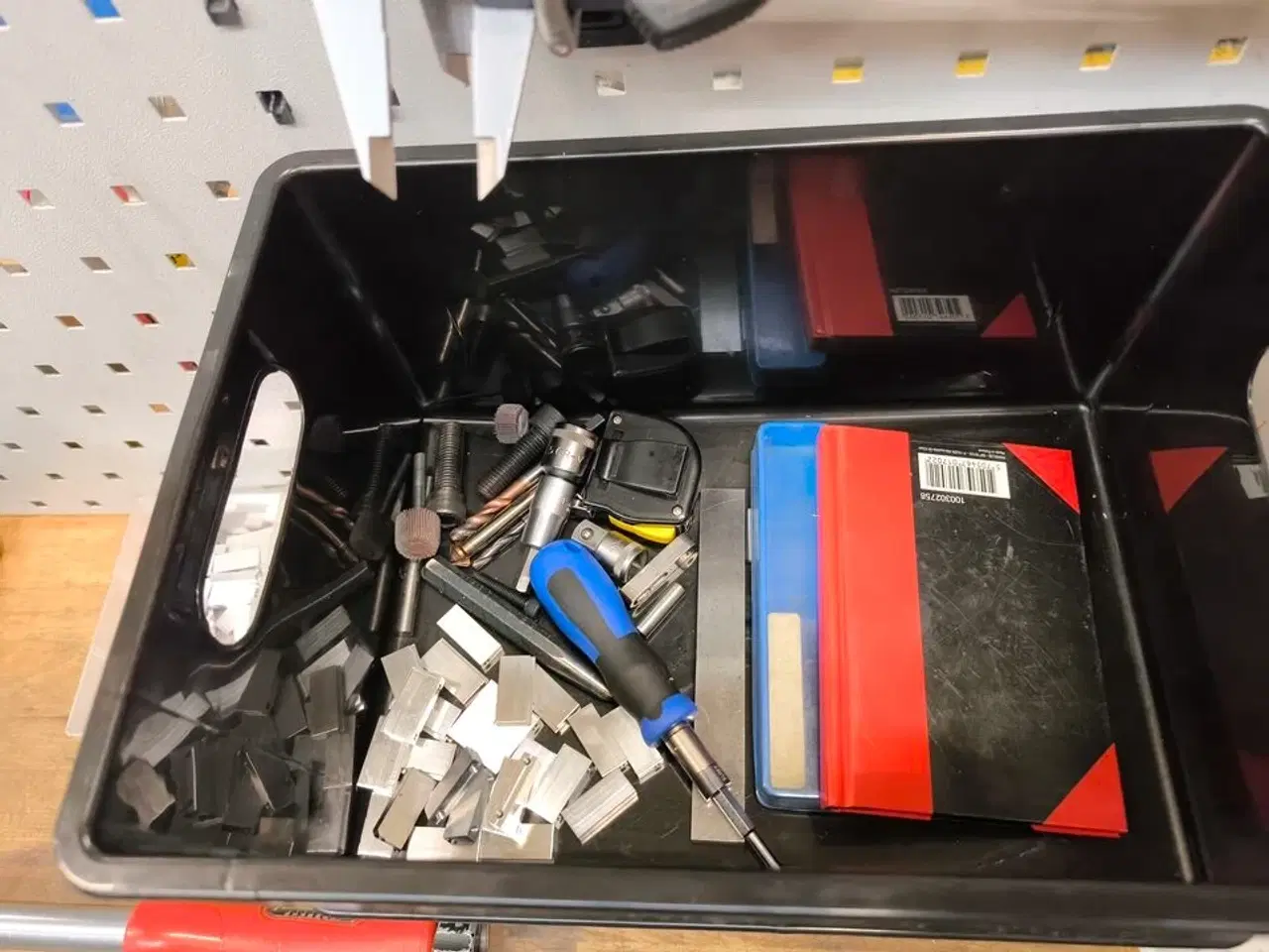 Billede 8 - Filebænk inkl. indhold bl.a. LANG skruestik m.v.