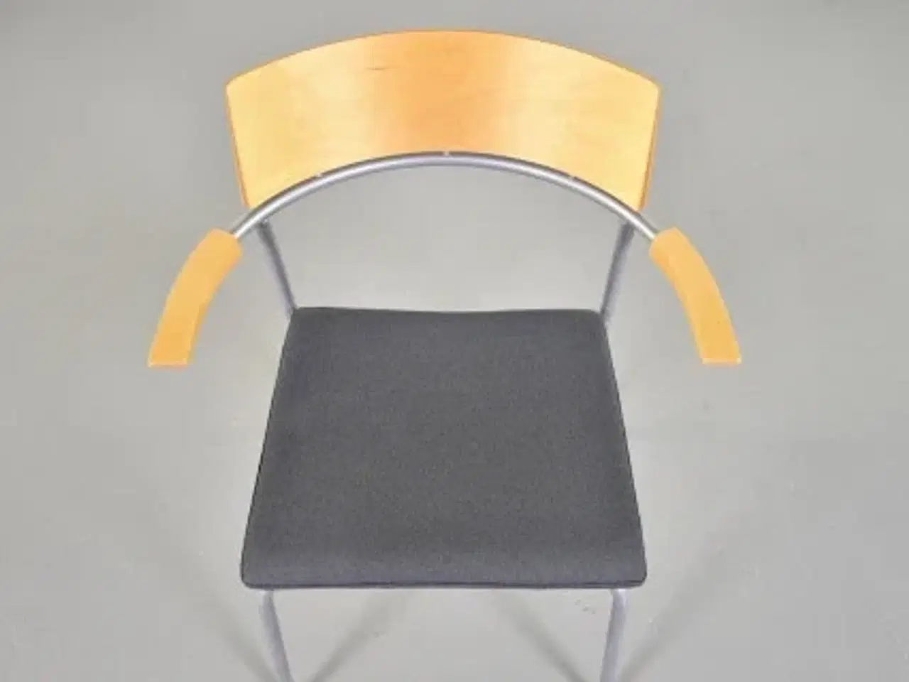 Billede 5 - Randers radius cirkum konference-/mødestol med grå sæde og ahorn ryg-/armlæn
